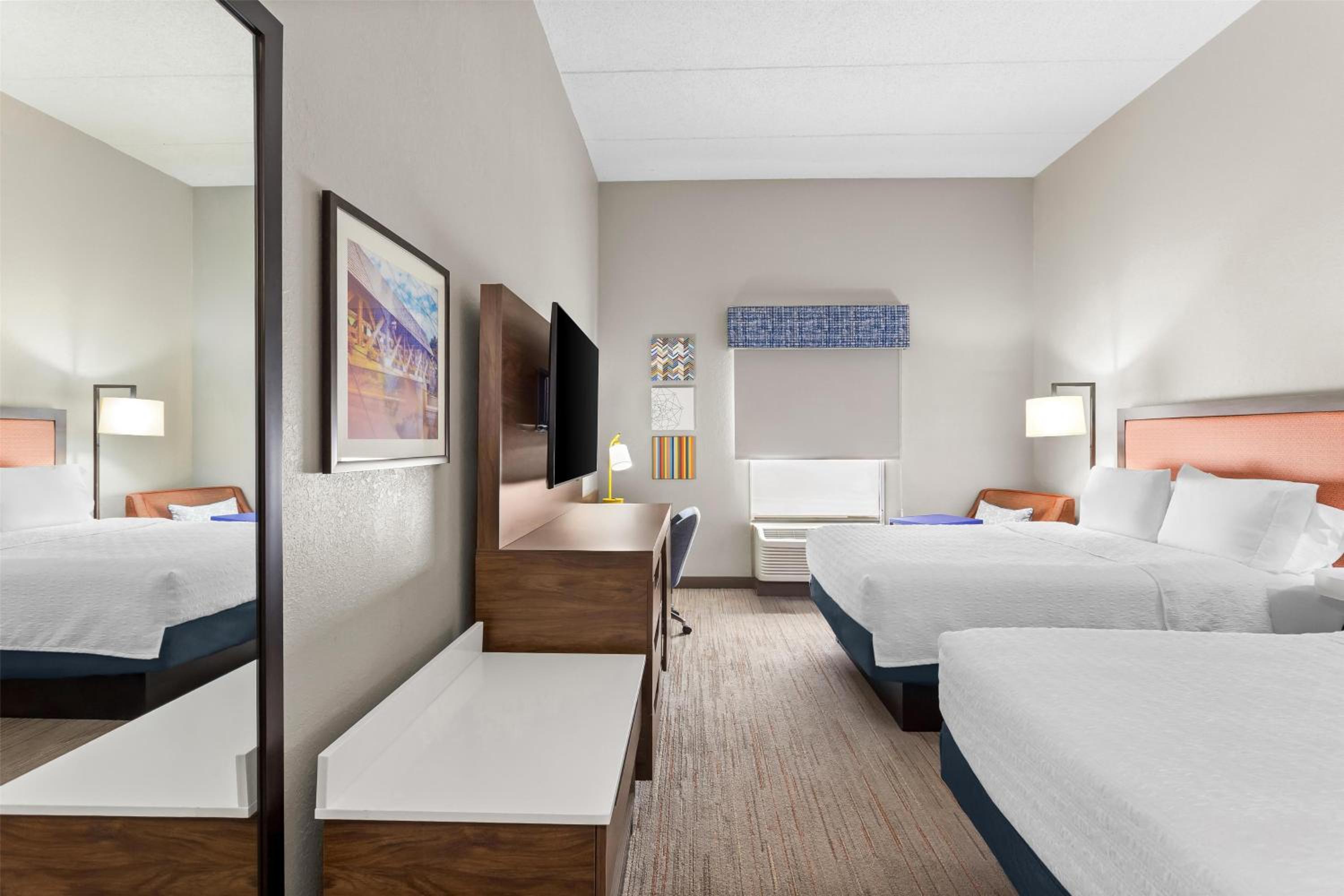 Room with Two Queen Beds - Non-Smoking - Photo 3