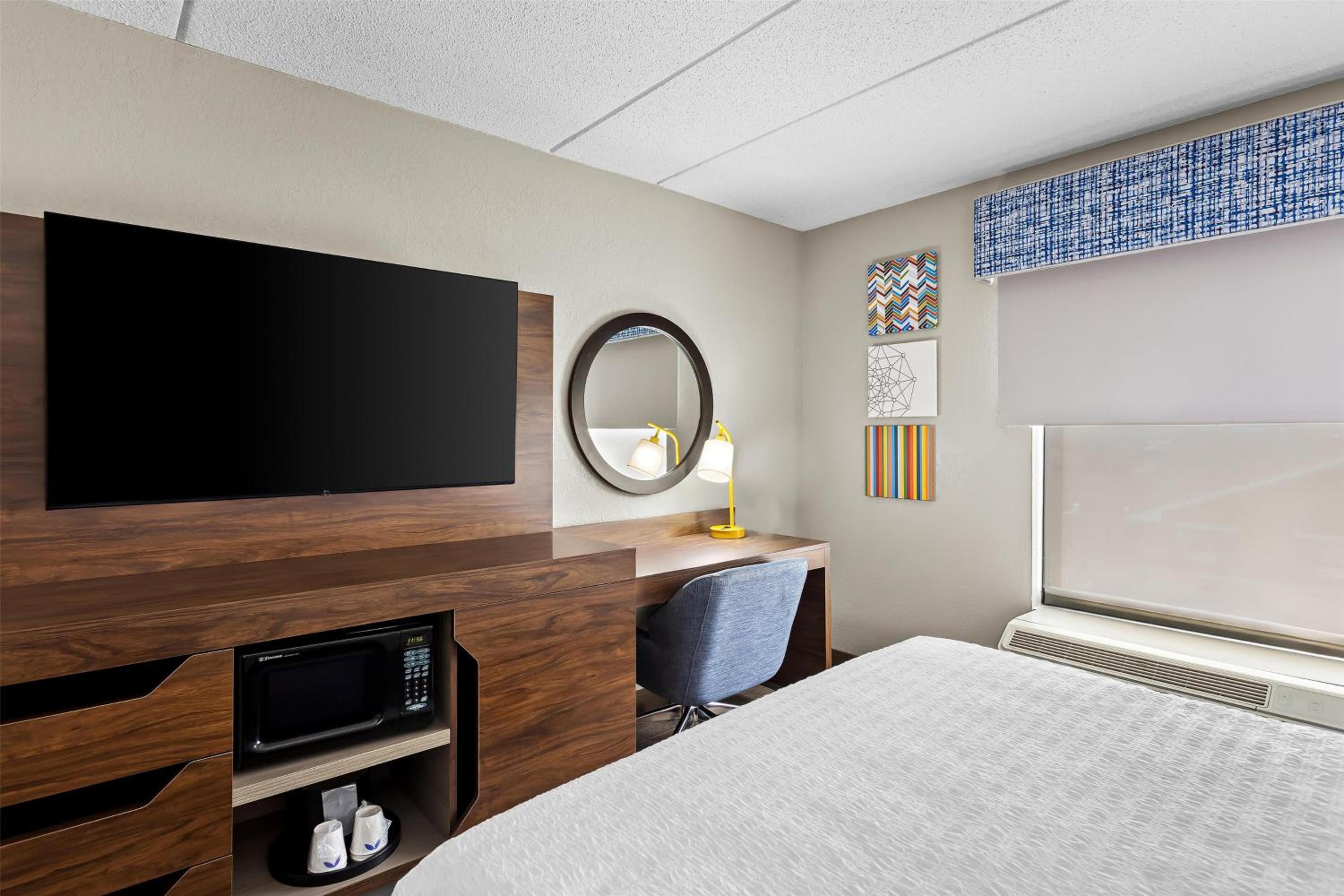 King Room with King Bed - Non-Smoking - Photo 3