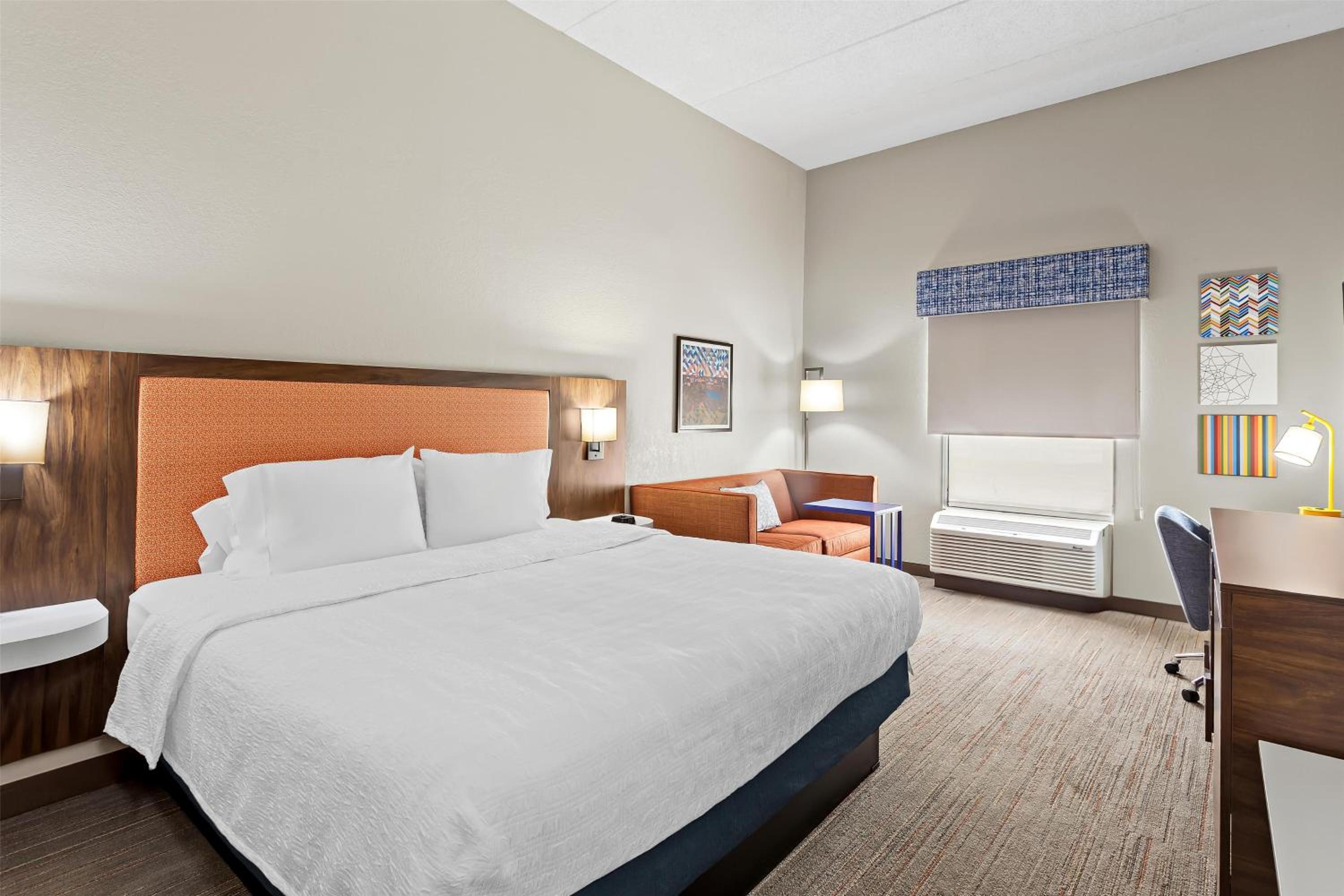 King Room with King Bed - Non-Smoking - Photo 4