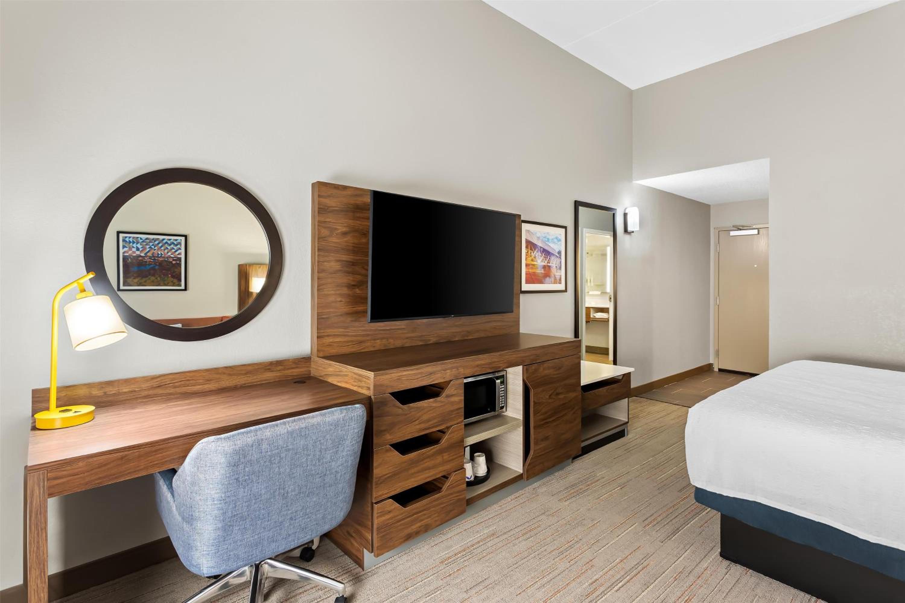 King Room with King Bed - Non-Smoking - Photo 6