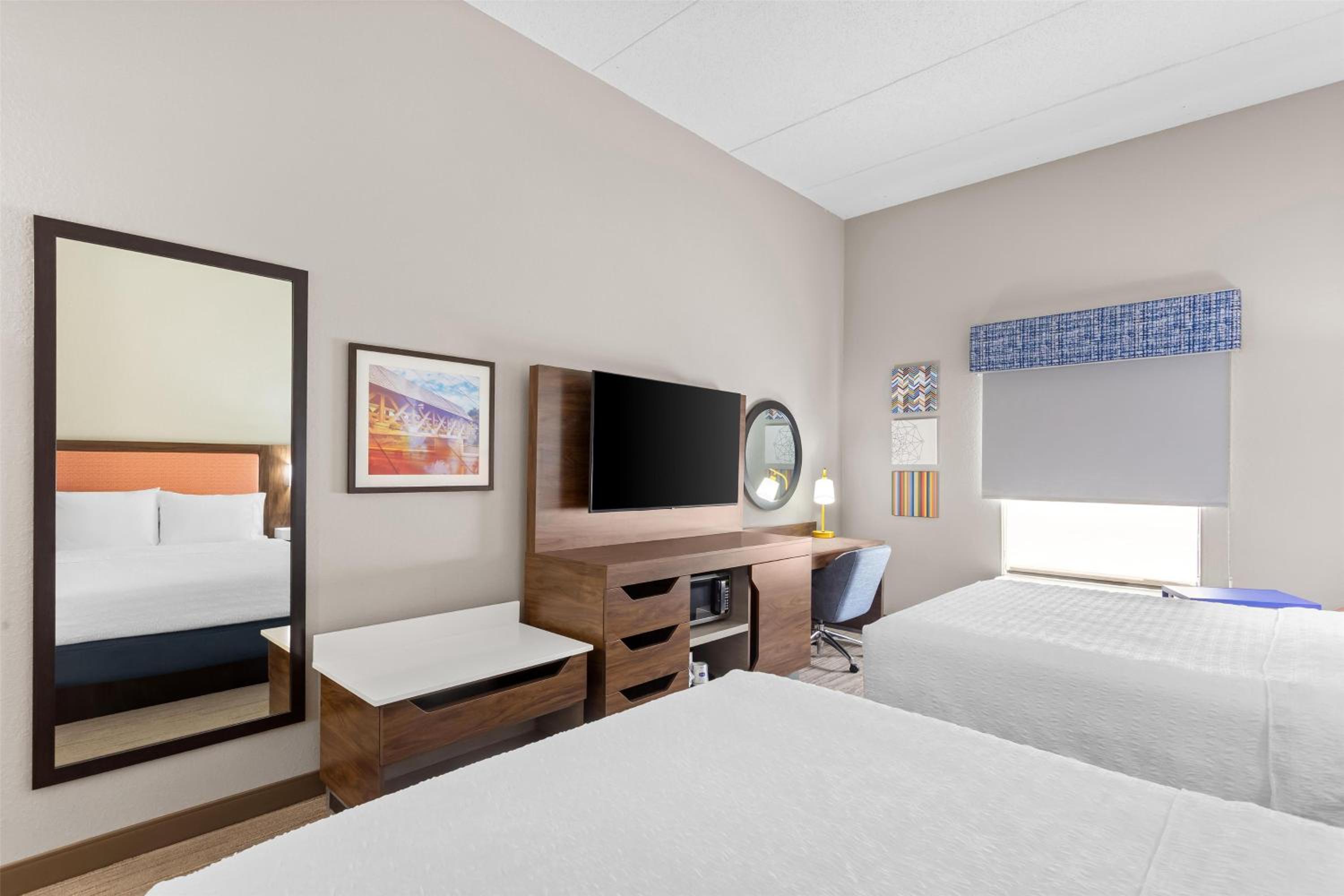 Room with Two Queen Beds - Non-Smoking - Photo 4