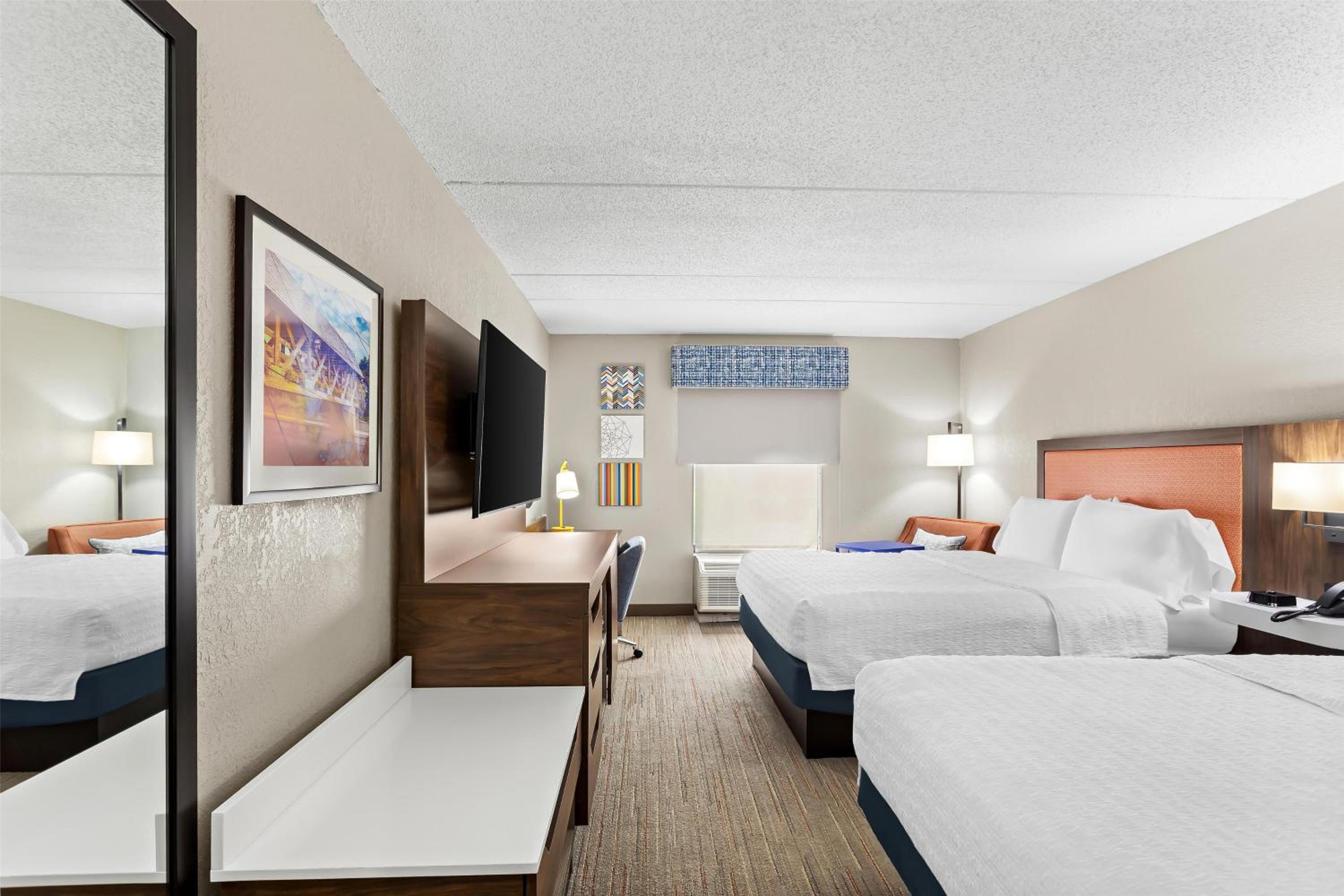Room with Two Queen Beds - Non-Smoking - Photo 6