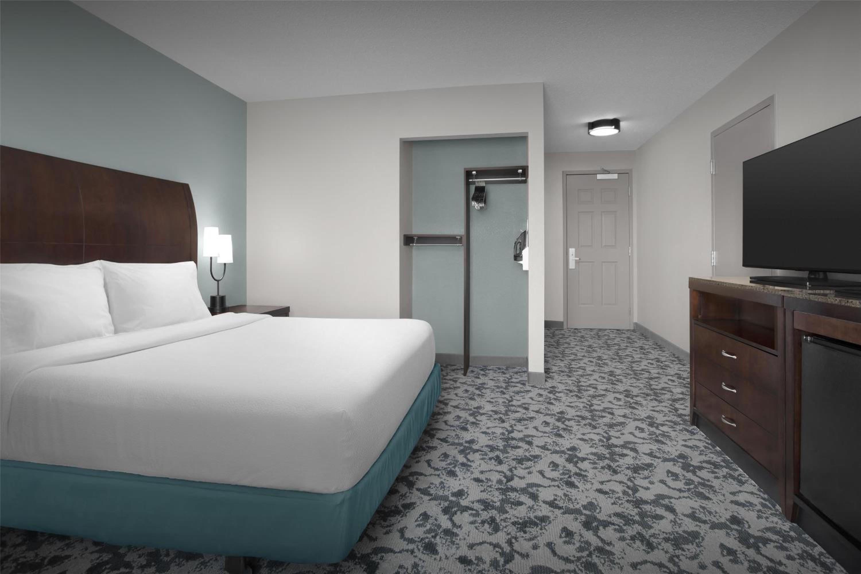 King Room with Transfer Shower - Mobility Accessible - Photo 1