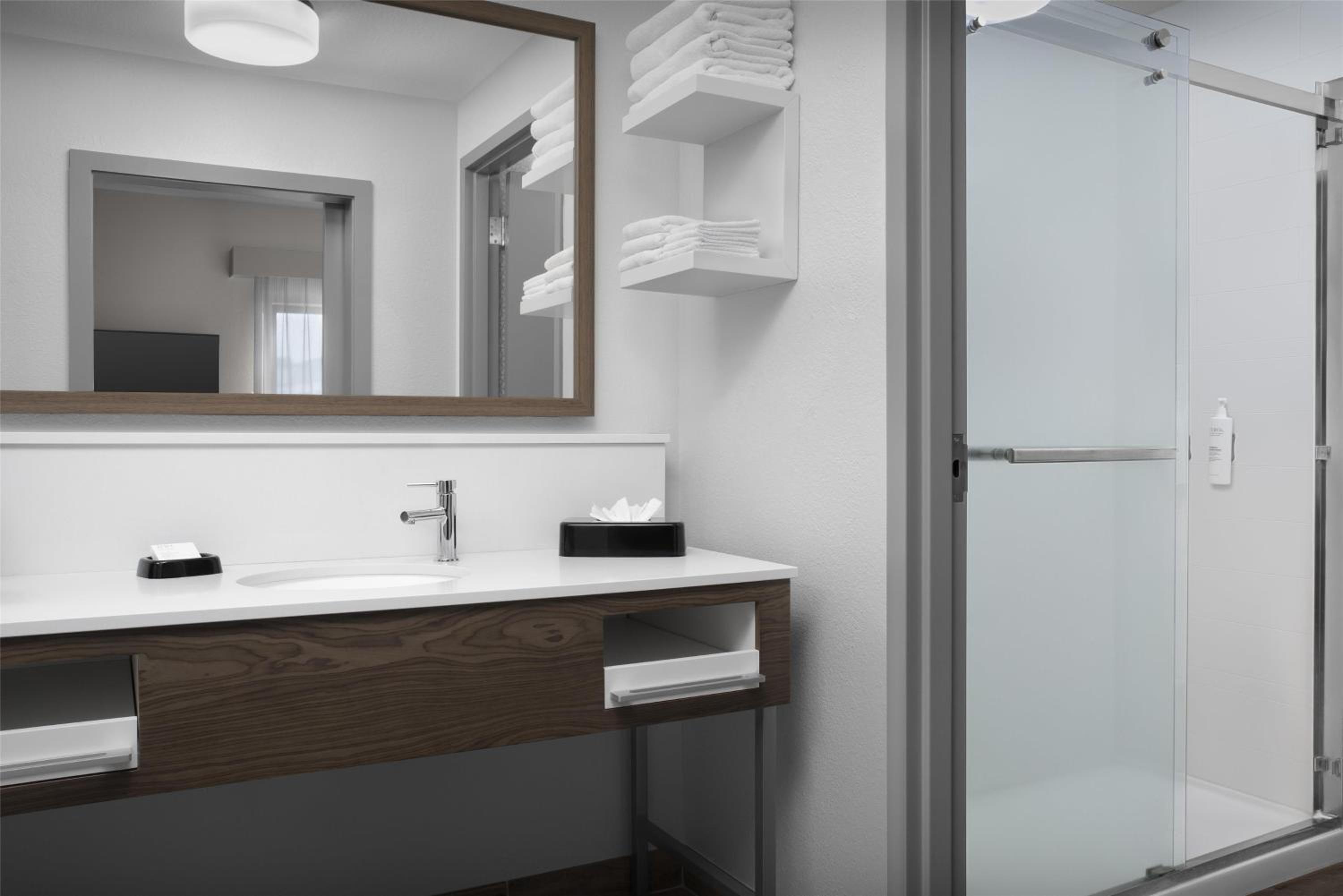 King Studio Suite - Non-Smoking - Photo 2