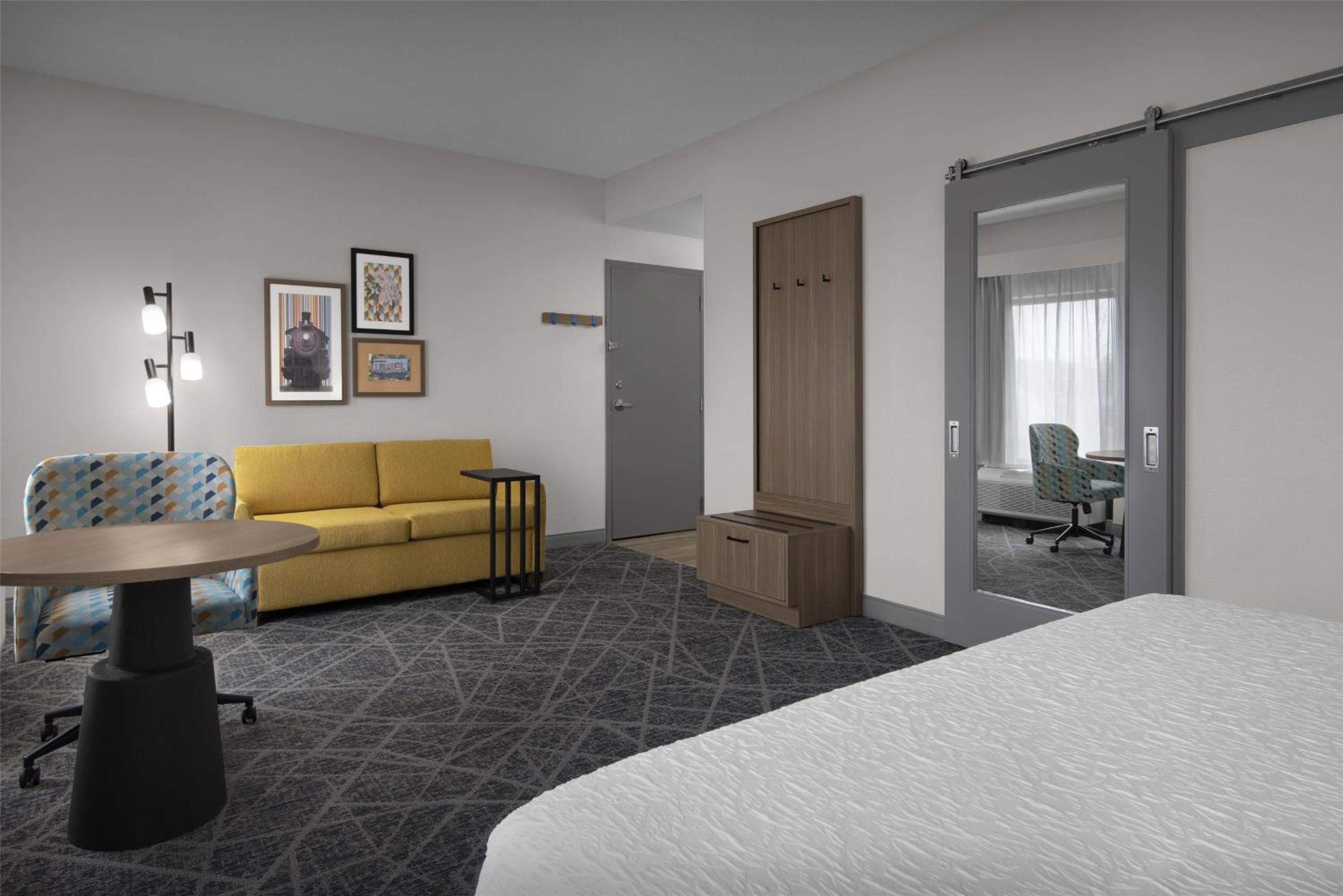 King Studio Suite - Non-Smoking - Photo 3