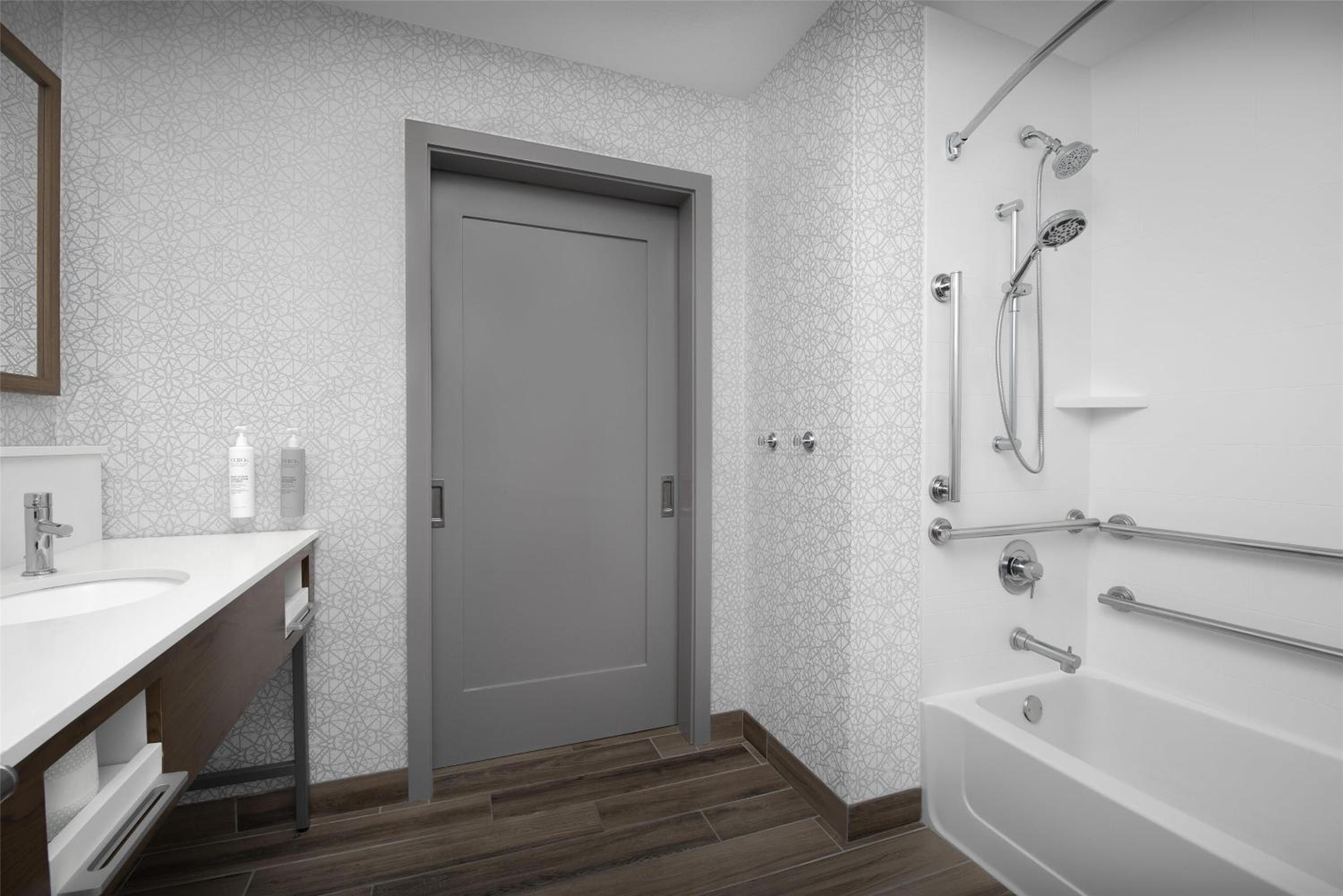 King Room with Accessible Tub - Mobility and Hearing Access/Non-Smoking - Photo 4