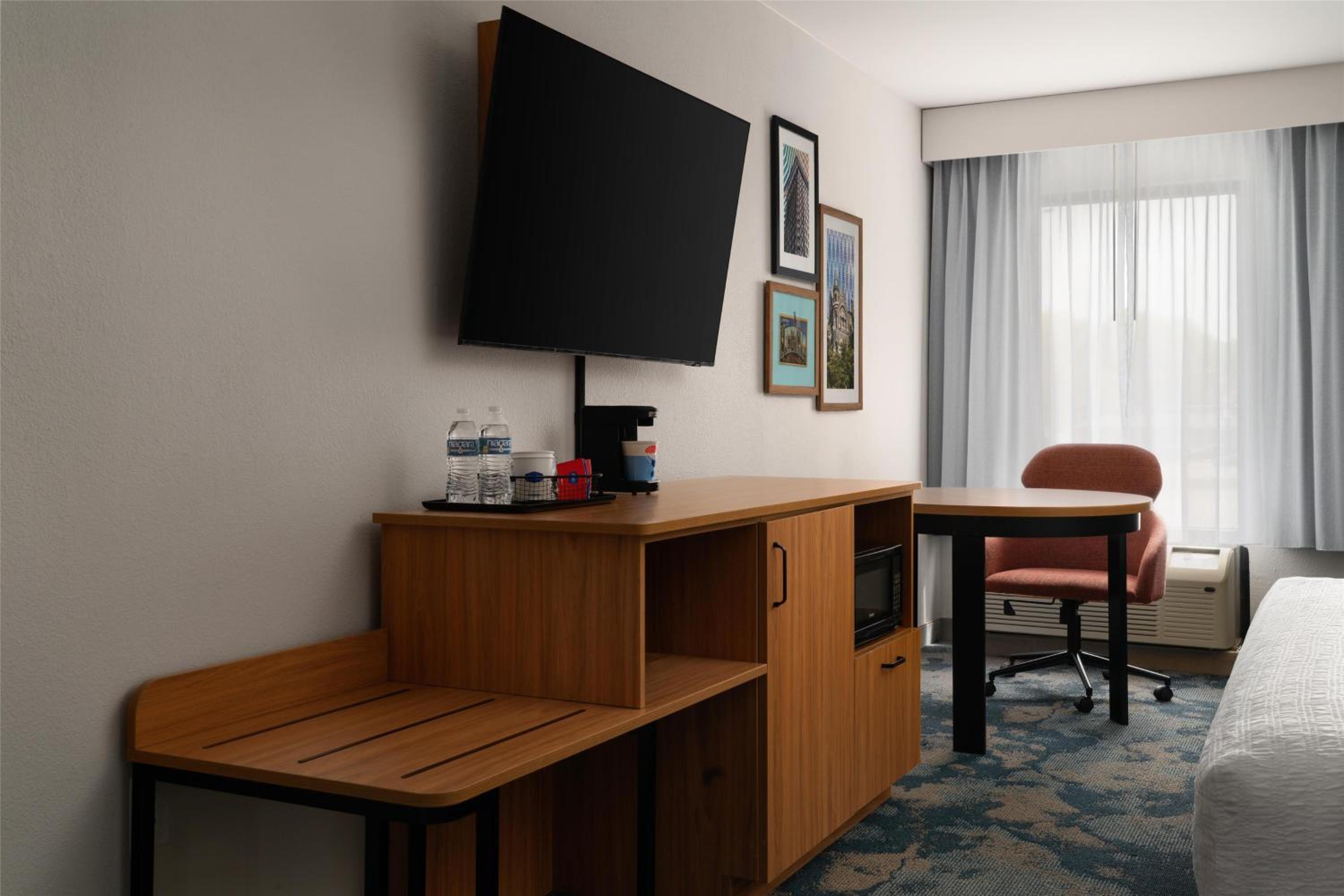 King Room with Accessible Tub - Mobility and Hearing Access/Non-Smoking - Photo 1