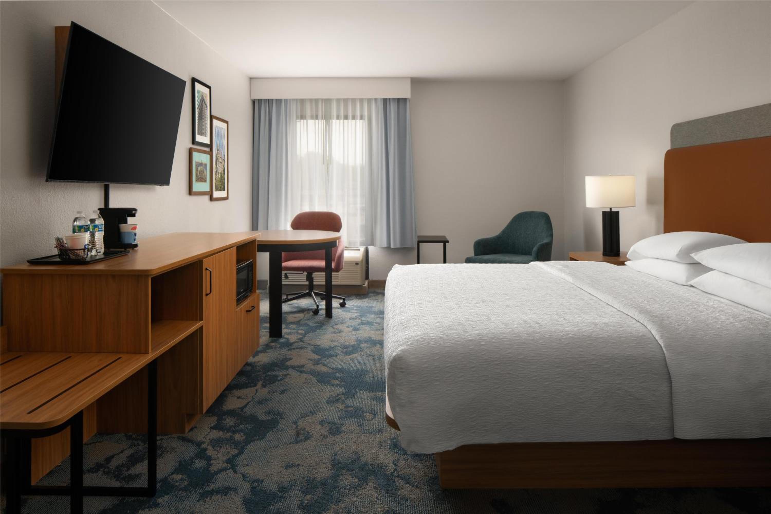 King Room with Accessible Tub - Mobility and Hearing Access/Non-Smoking - Photo 2