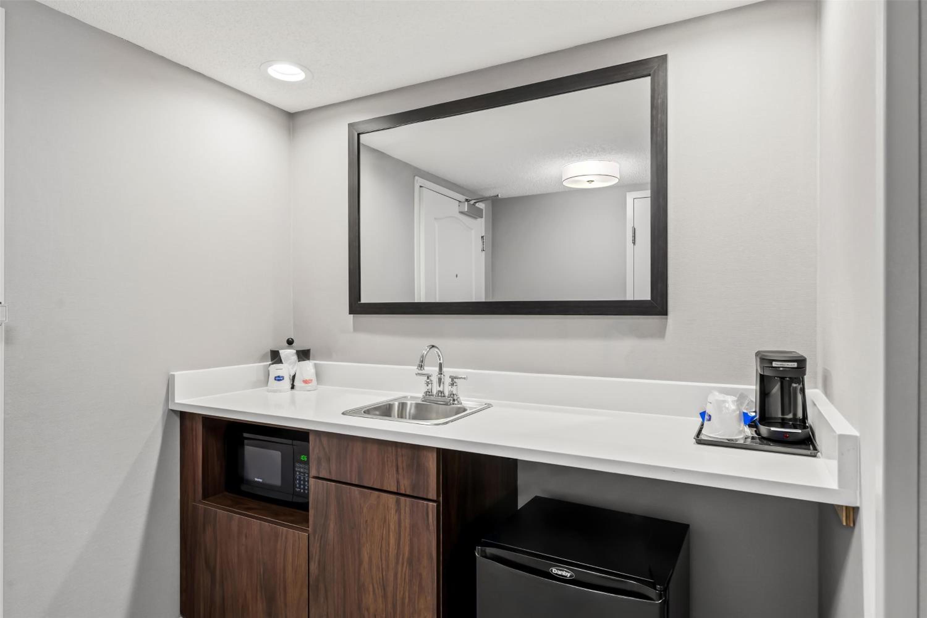 King Suite - Disability Access/Non-Smoking - Photo 5