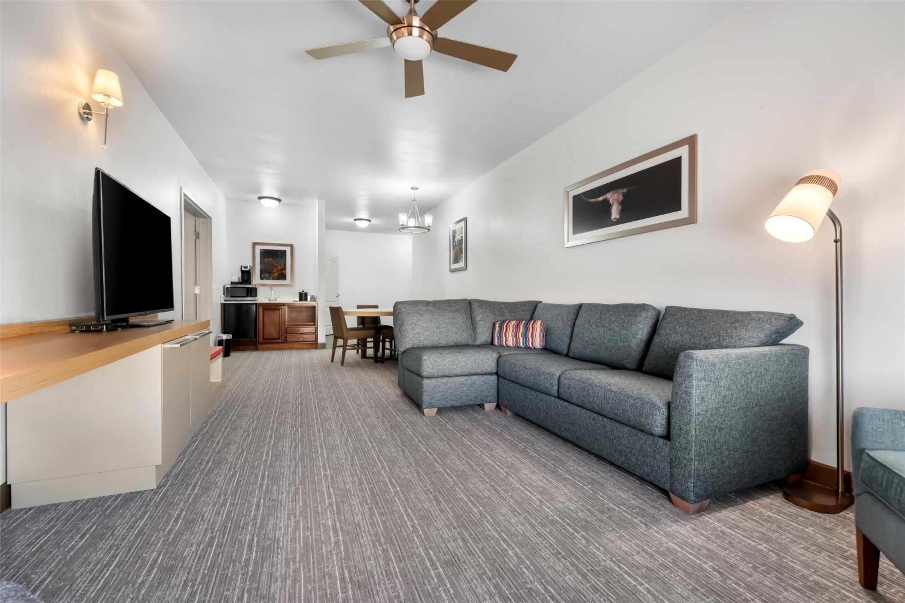 One-Bedroom Queen Suite - Hearing Accessible - Photo 5
