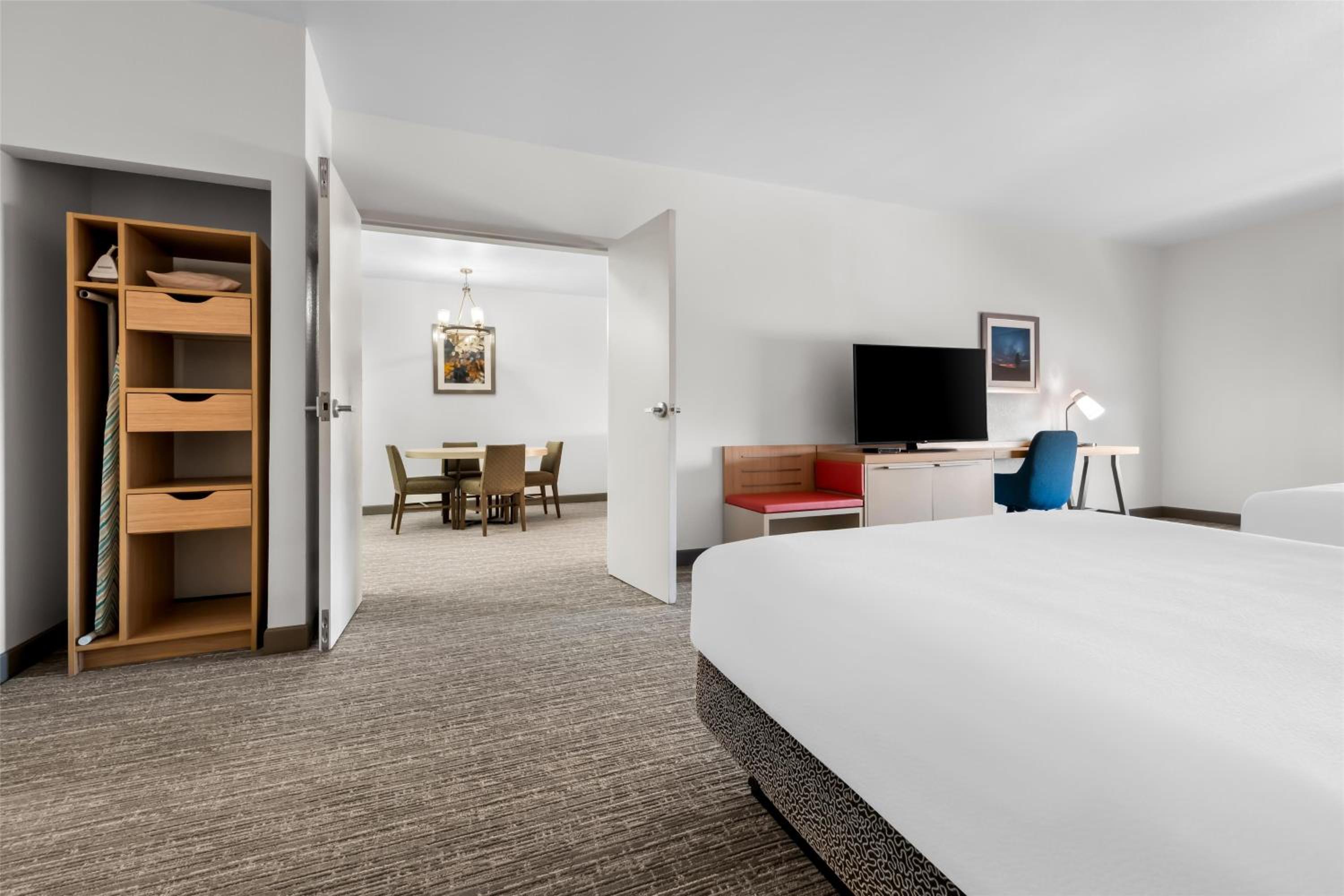 One-Bedroom Queen Suite - Hearing Accessible - Photo 4