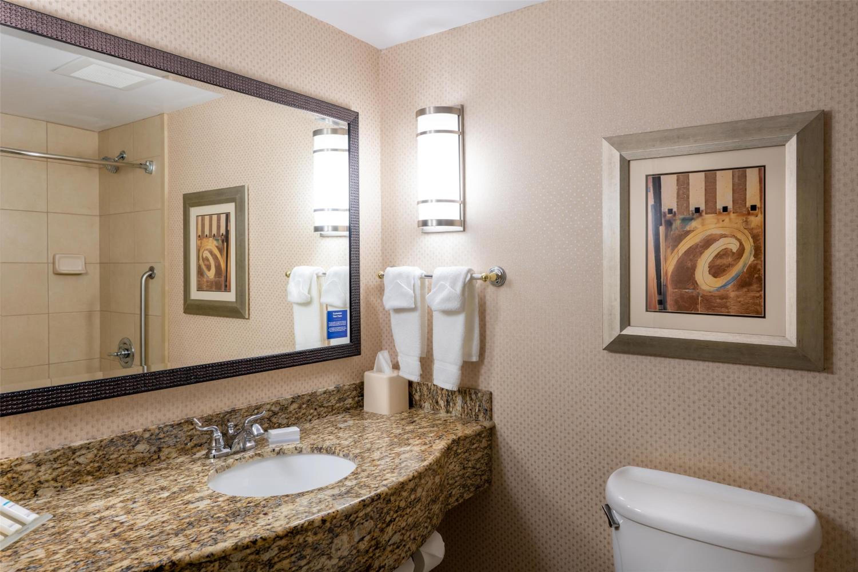 Queen Room with Two Queen Beds - Photo 2
