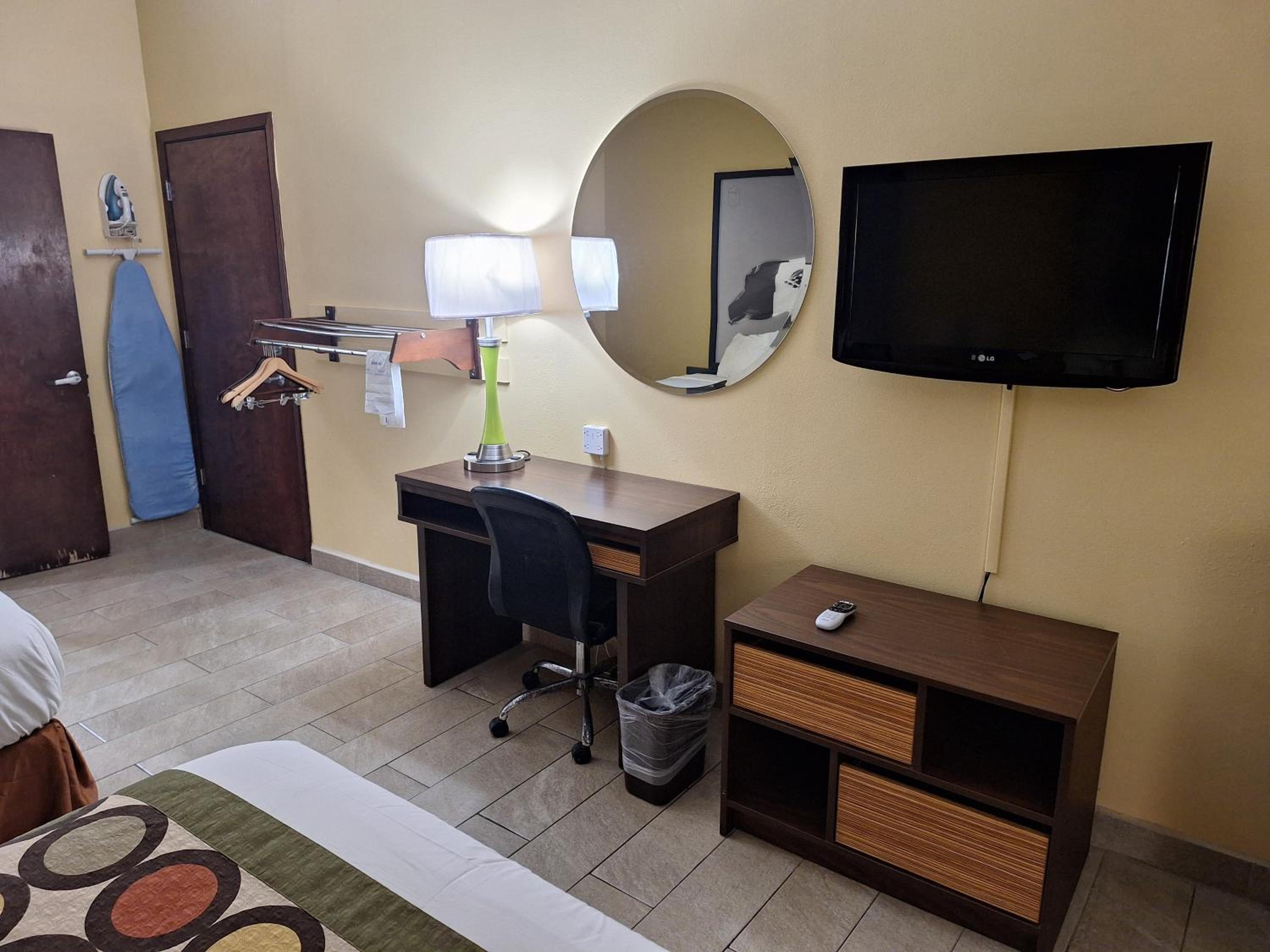 Queen Room with Two Queen Beds with Sofa Bed and Roll-In Shower - Mobility Accessible/Non-Smoking - Photo 3