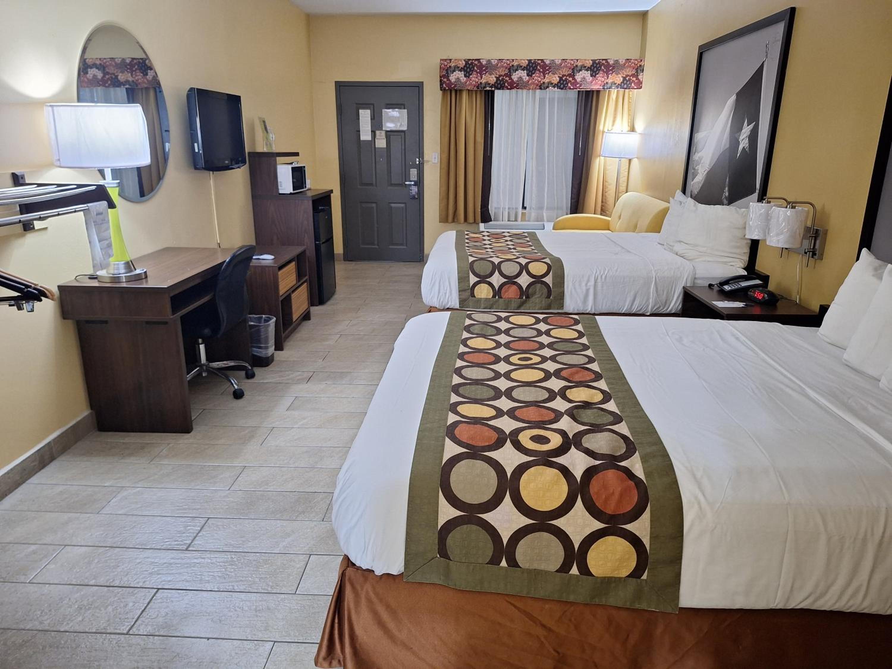 Queen Room with Two Queen Beds with Sofa Bed and Roll-In Shower - Mobility Accessible/Non-Smoking - Photo 6