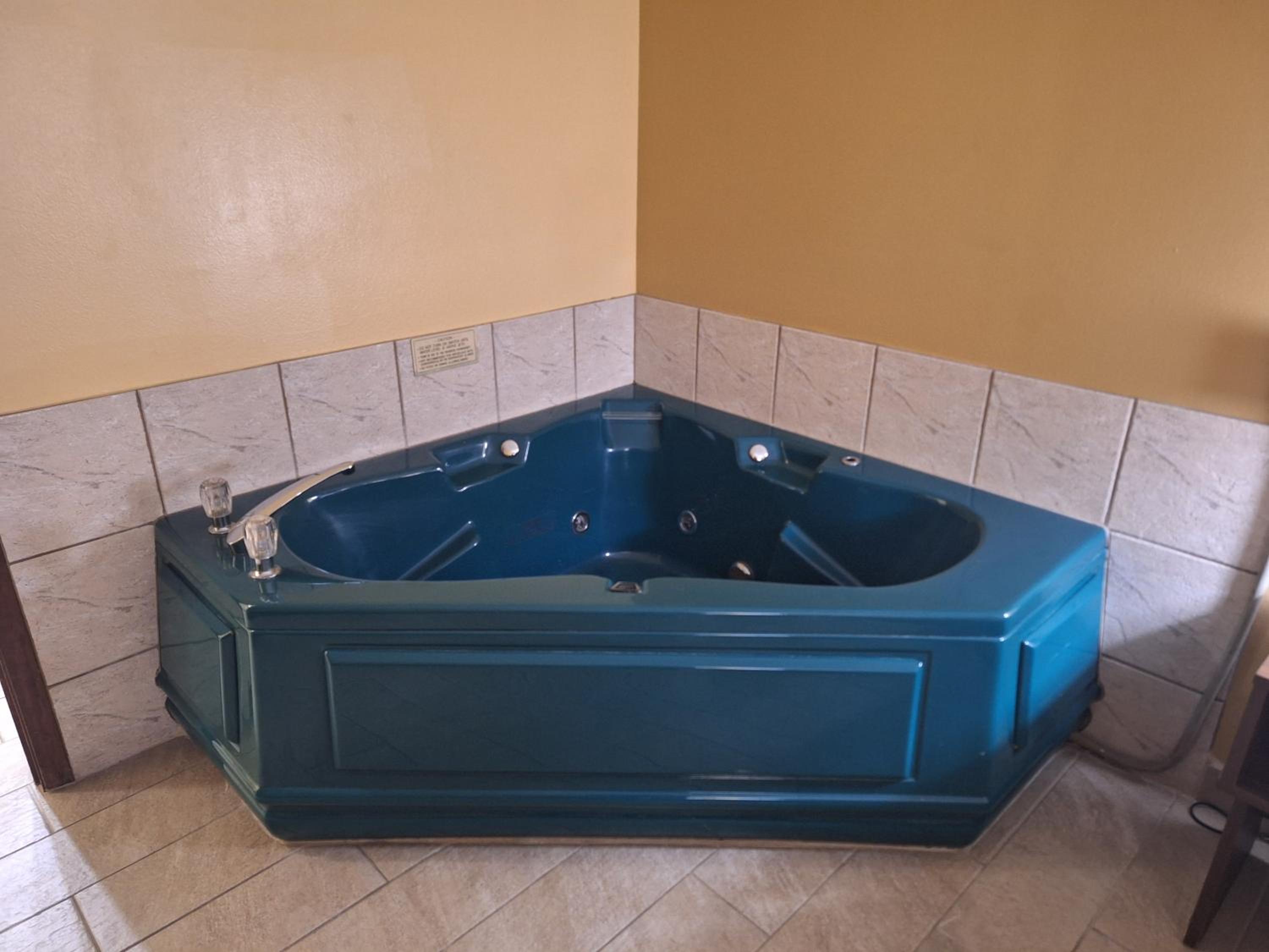 King Suite with Bath Tub - Mobility Accessible/Non-Smoking - Photo 3
