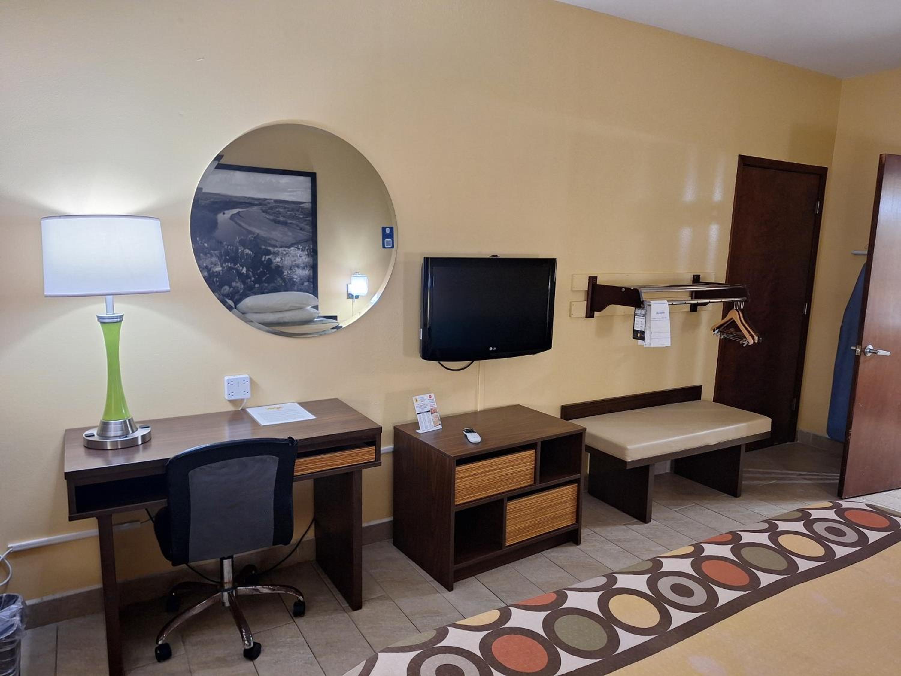King Suite with Bath Tub - Mobility Accessible/Non-Smoking - Photo 4