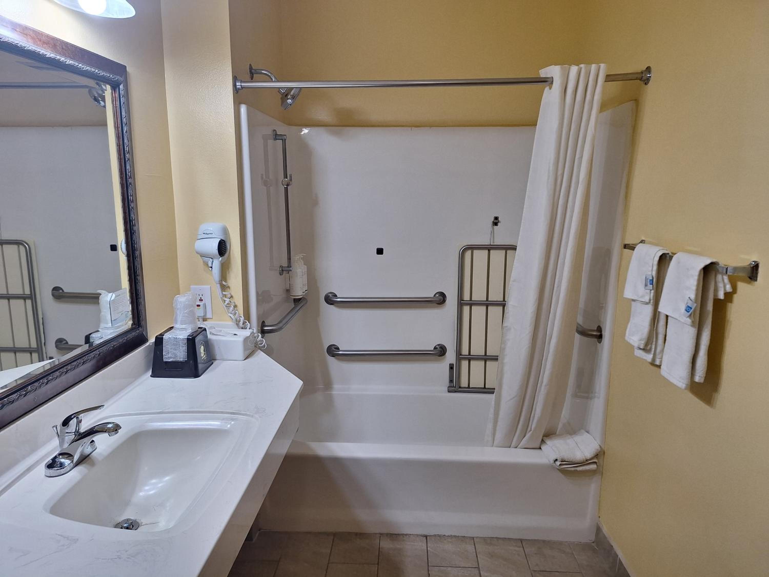 King Suite with Bath Tub - Mobility Accessible/Non-Smoking - Photo 7