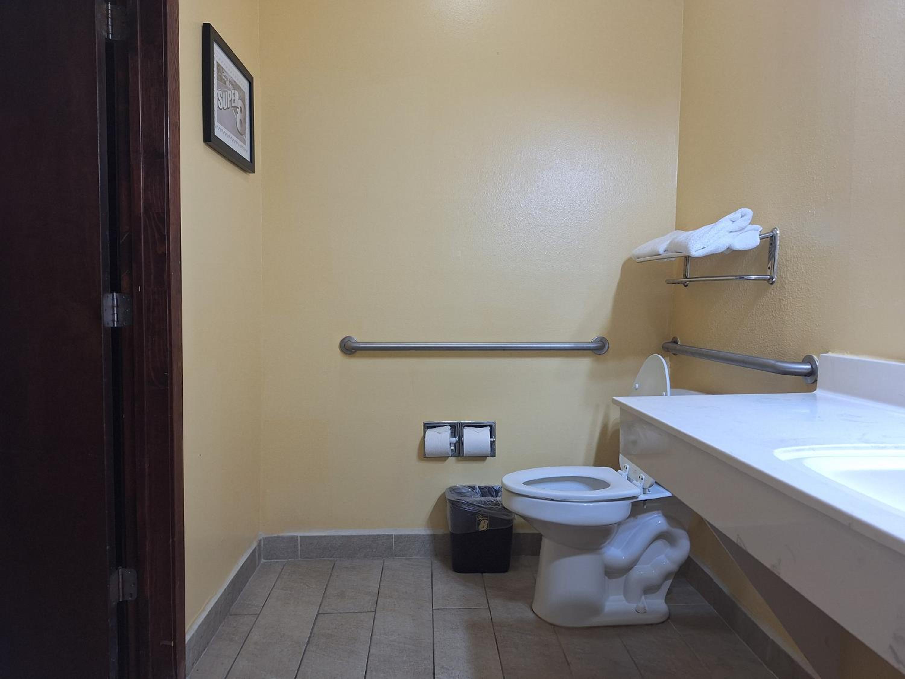 King Suite with Bath Tub - Mobility Accessible/Non-Smoking - Photo 8
