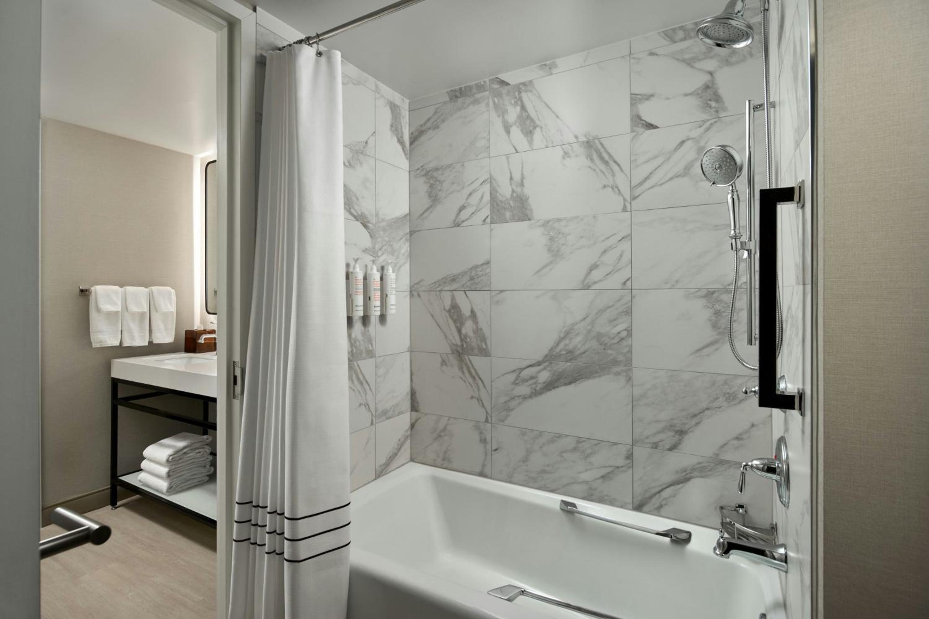 One-Bedroom King Suite with Sofa Bed and Adapted Tub - Mobility and Hearing Accessible - Photo 6