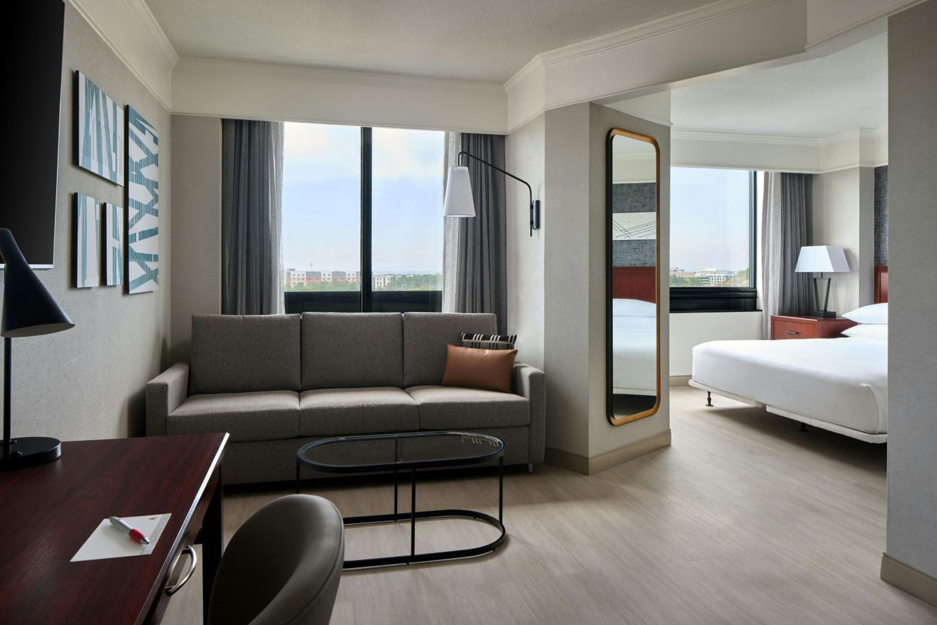 One-Bedroom King Suite with Sofa Bed and Adapted Tub - Mobility and Hearing Accessible - Photo 2