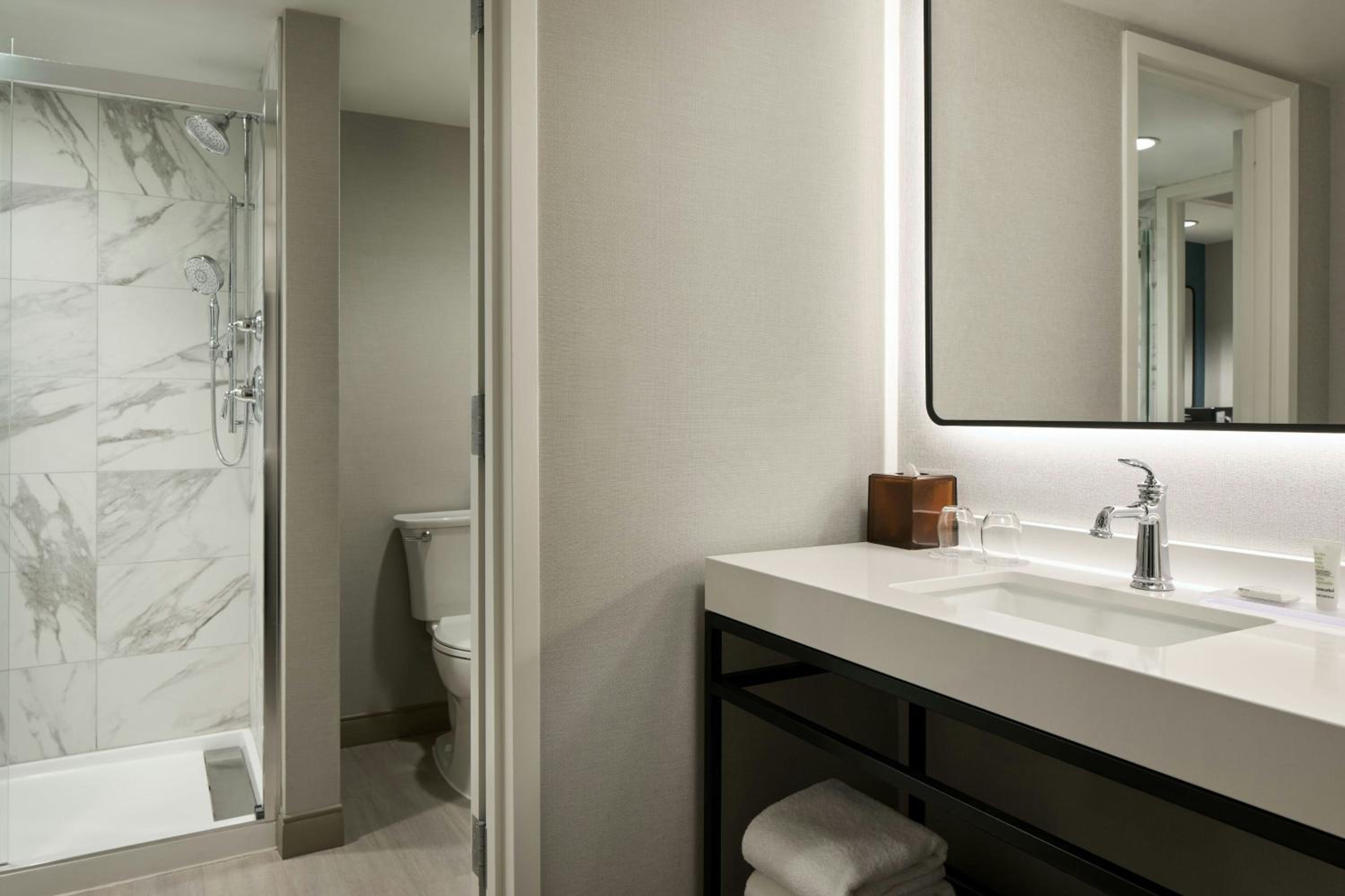 One-Bedroom King Suite with Sofa Bed and Adapted Tub - Mobility and Hearing Accessible - Photo 8