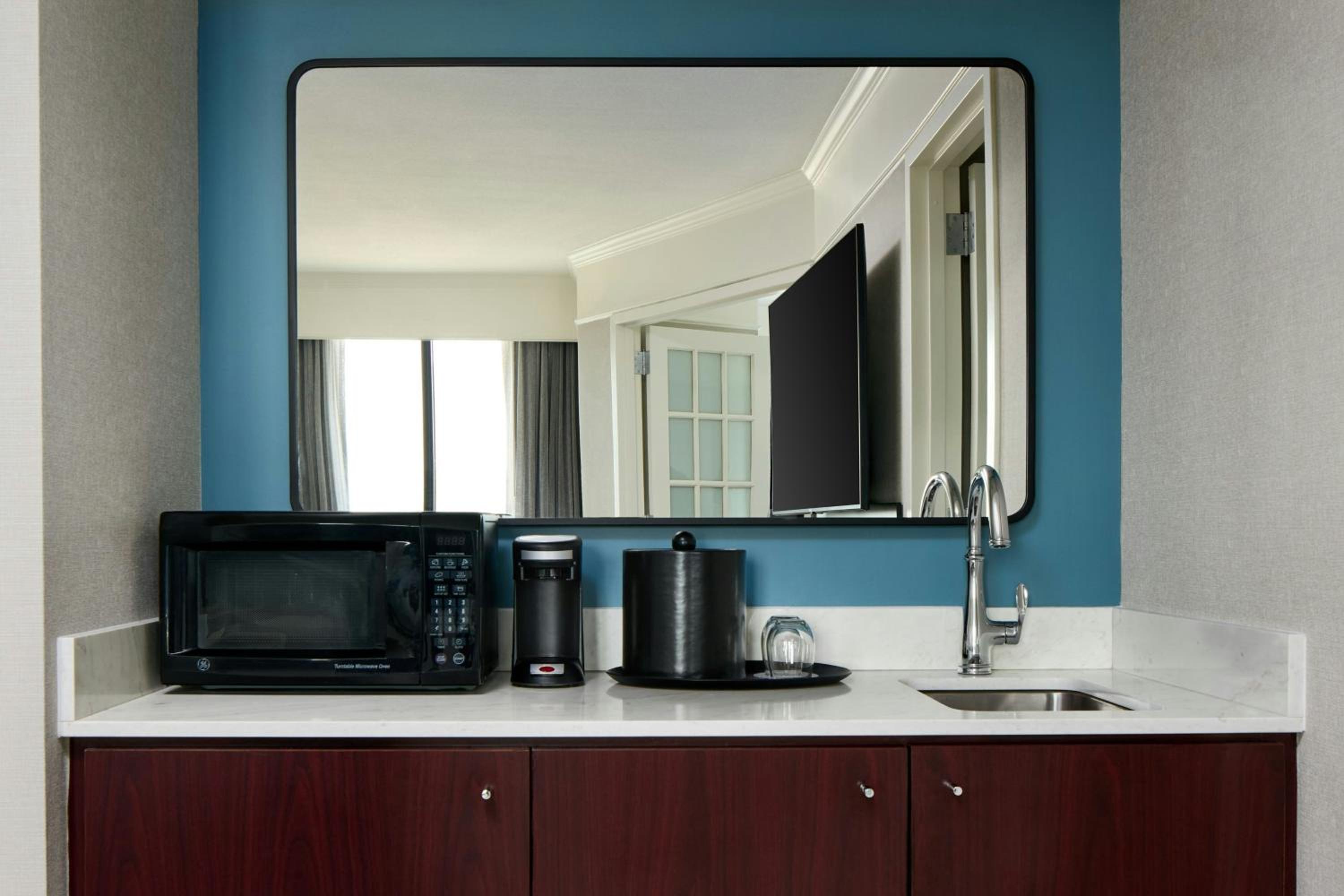 One-Bedroom King Suite with Sofa Bed and Adapted Tub - Mobility and Hearing Accessible - Photo 4