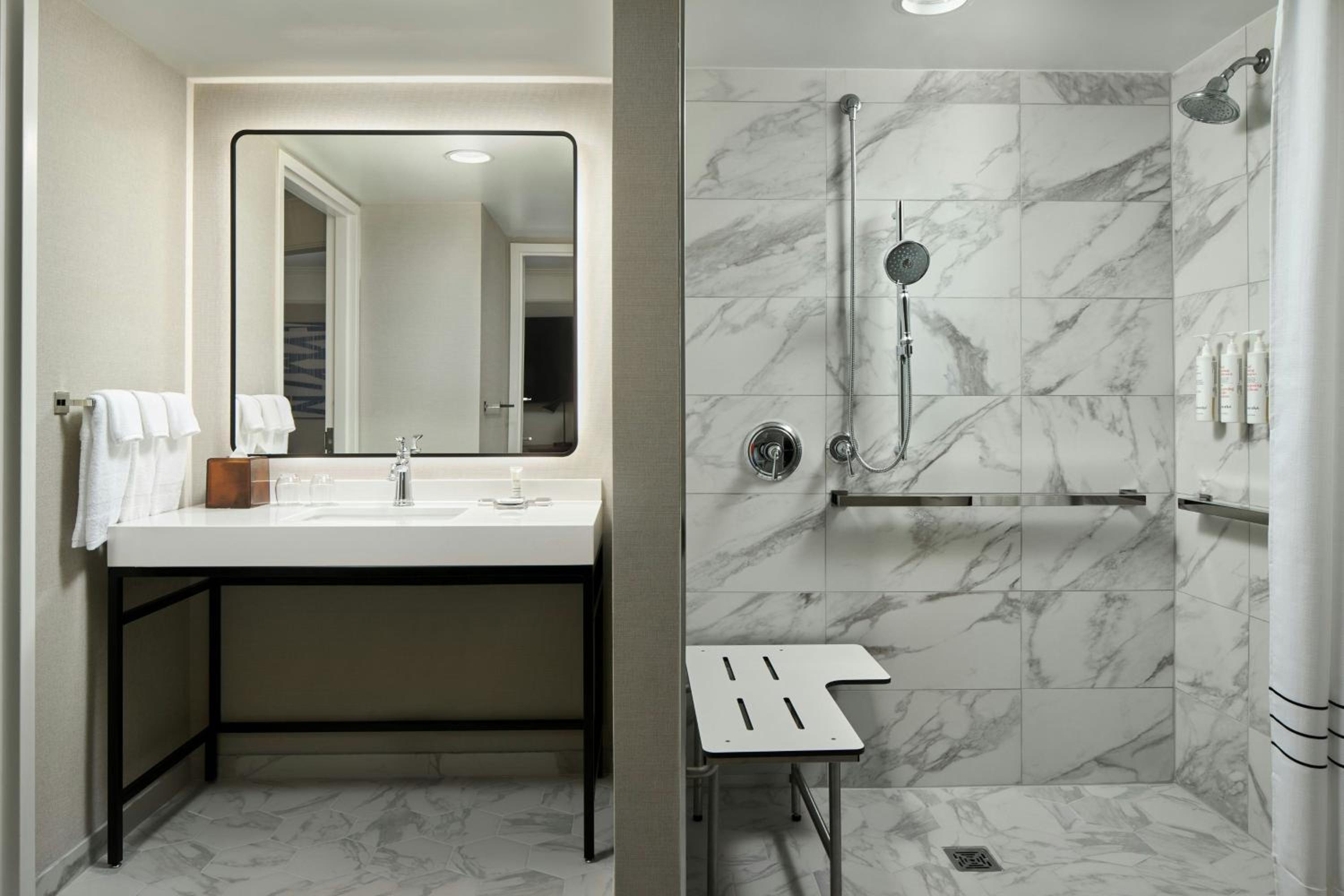 One-Bedroom King Suite with Sofa Bed and Adapted Tub - Mobility and Hearing Accessible - Photo 7