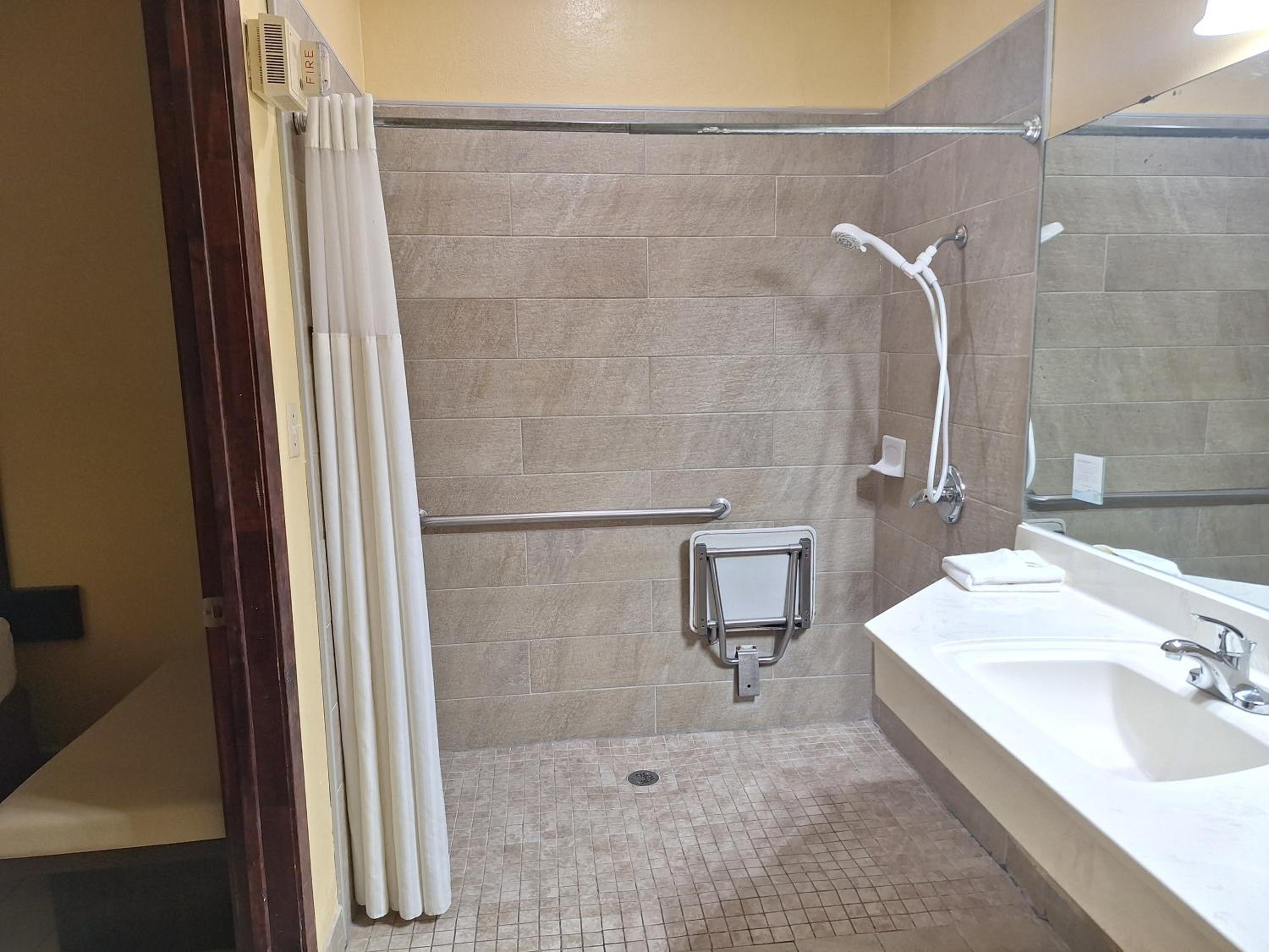 Queen Room with Two Queen Beds with Sofa Bed and Roll-In Shower - Mobility Accessible/Non-Smoking - Photo 7