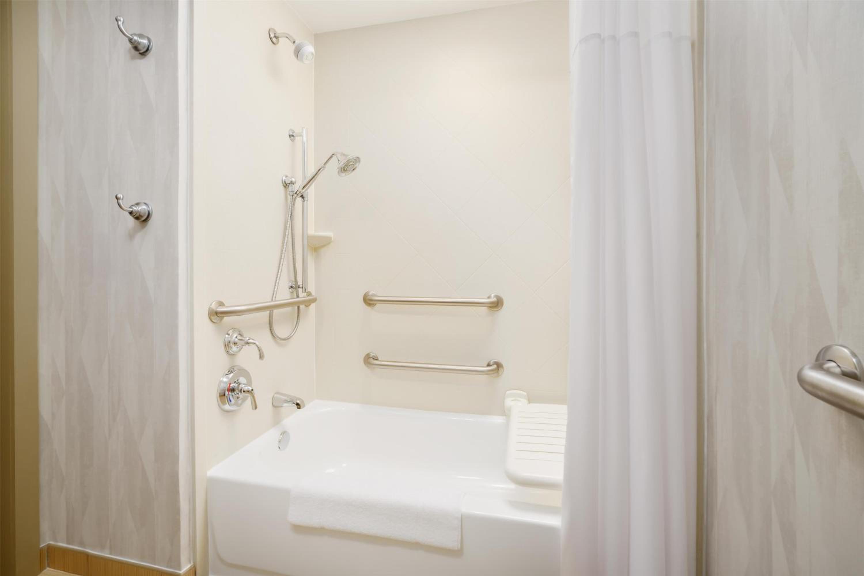 King Room with Sofa Bed - Hearing Accessible/Non-Smoking - Photo 2