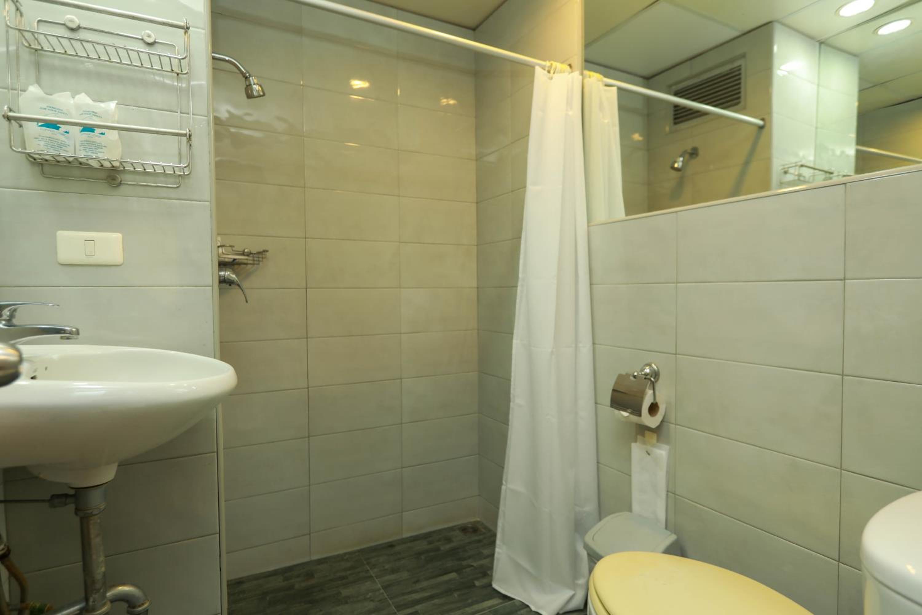 Standard Twin Room - Photo 3