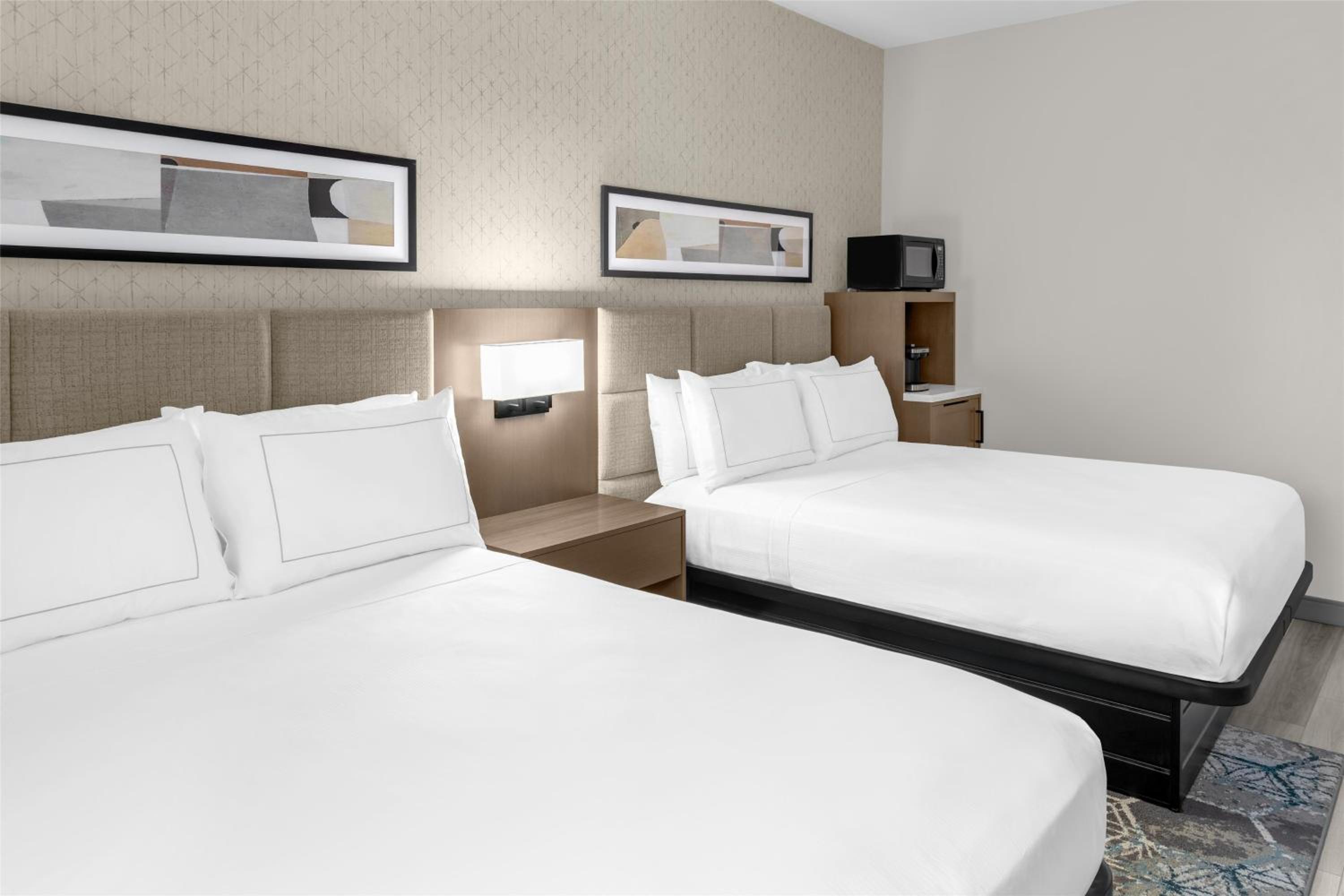 Queen Room with Two Queen Beds - Photo 3