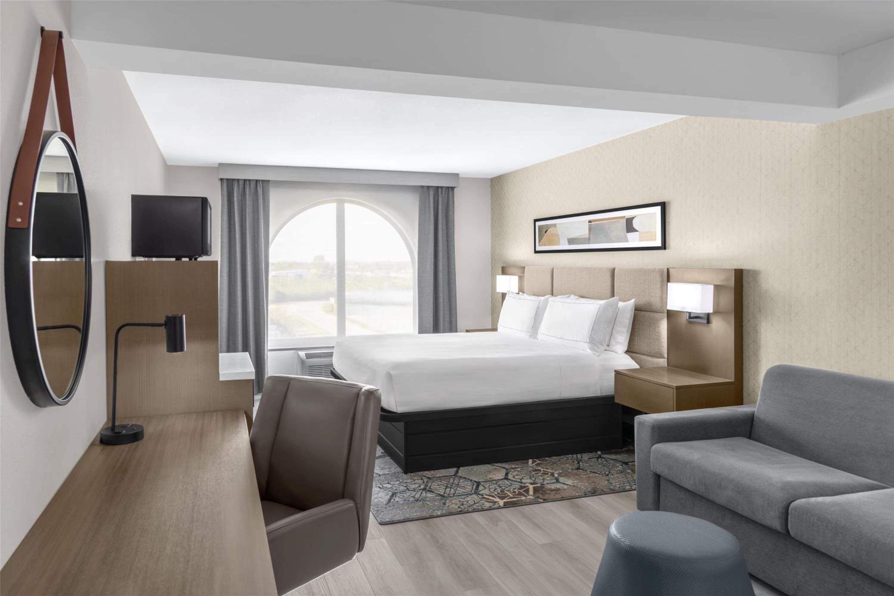 Deluxe King Room with Walk-In Shower and Sofa Bed - Photo 3