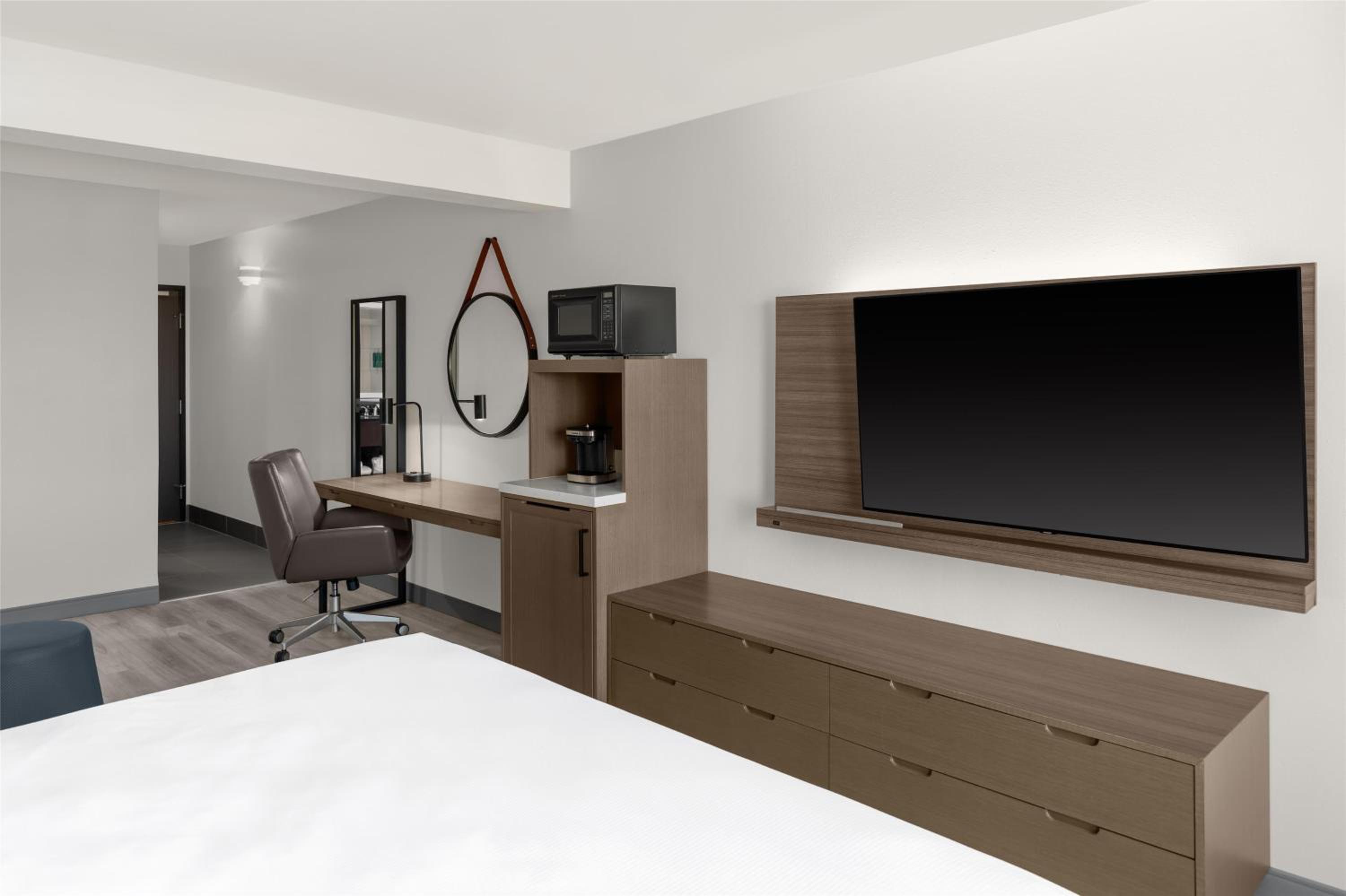 Deluxe King Room with Walk-In Shower and Sofa Bed - Photo 4