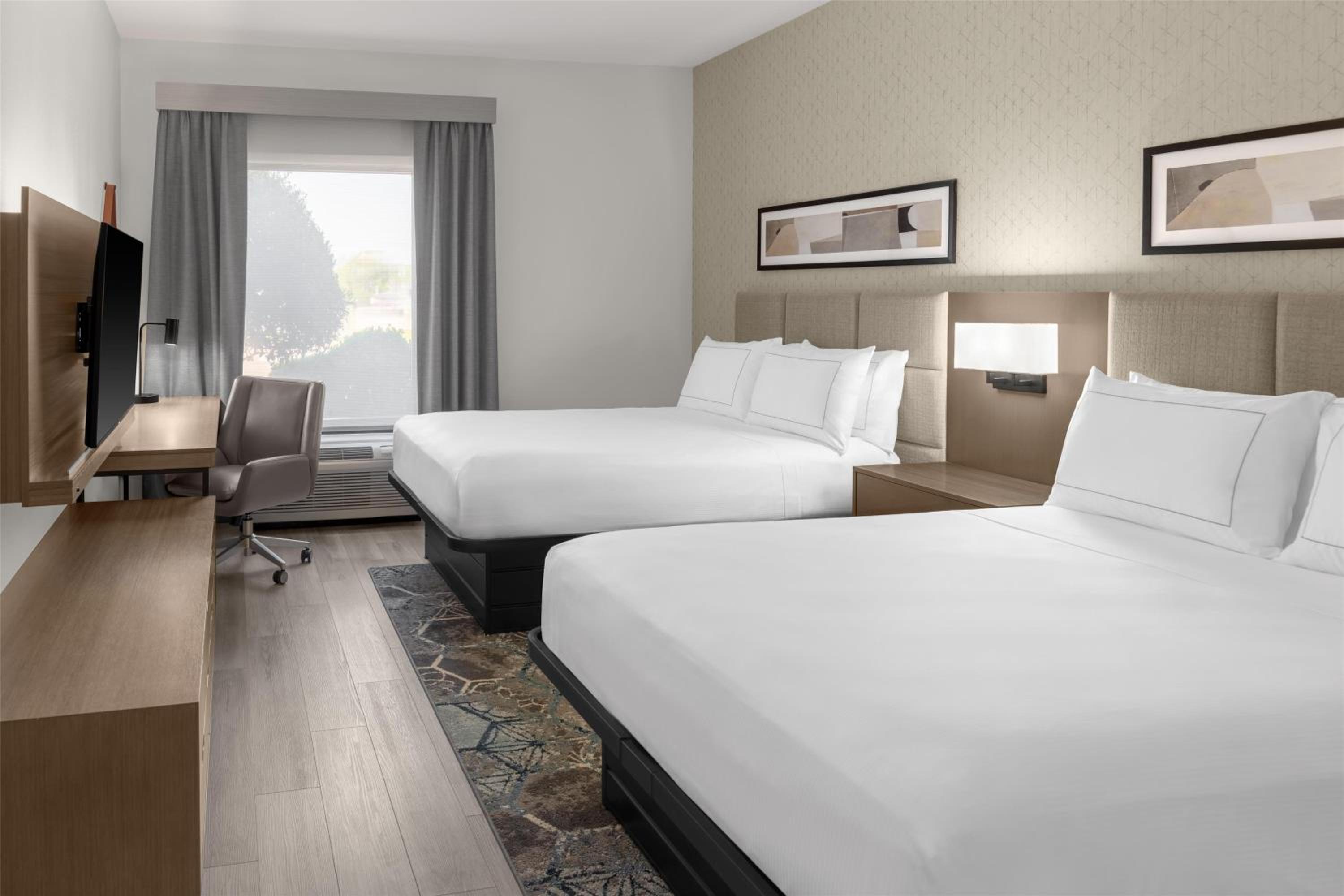 Queen Room with Two Queen Beds - Photo 4