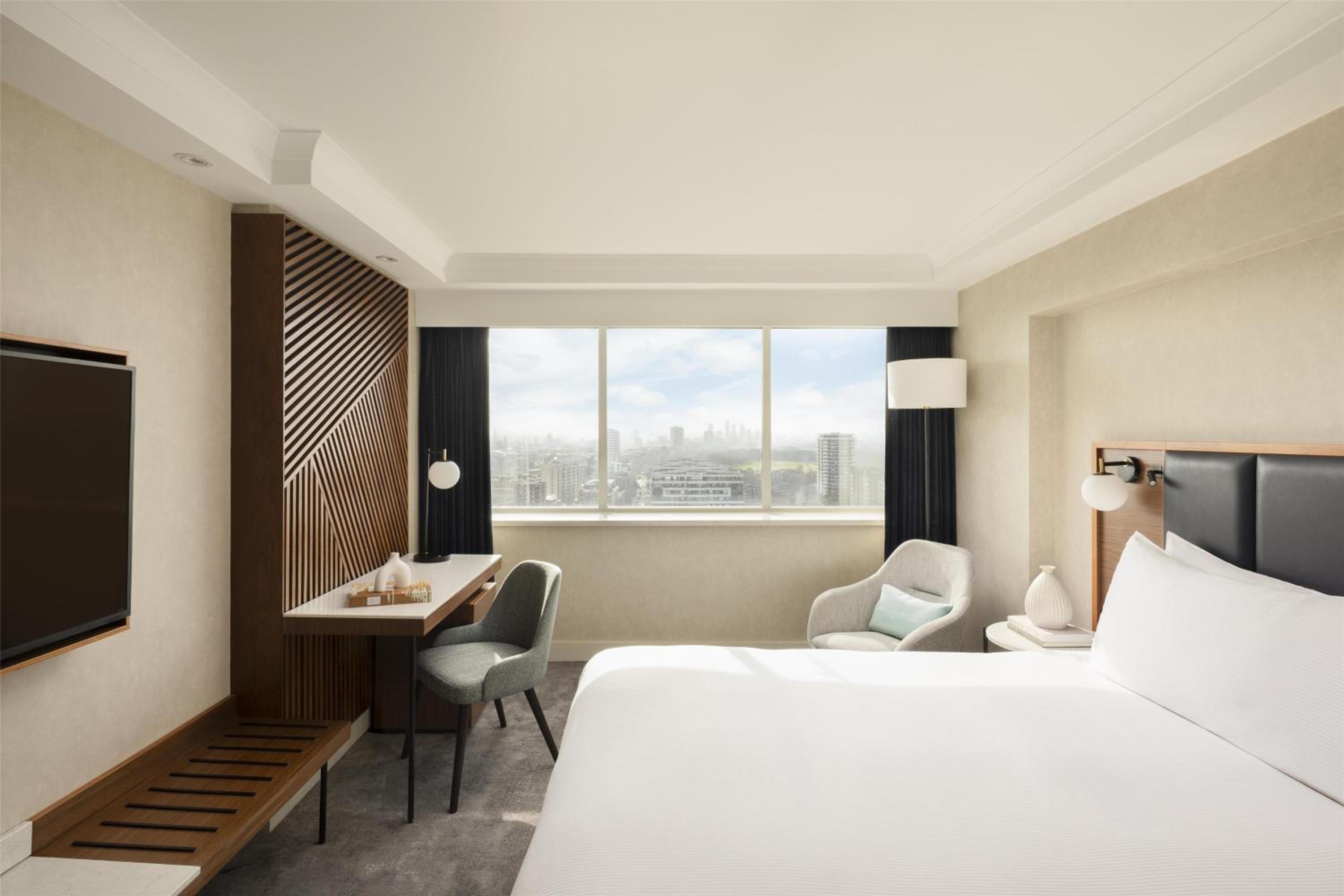 Executive King Room with London View thumbnail 5