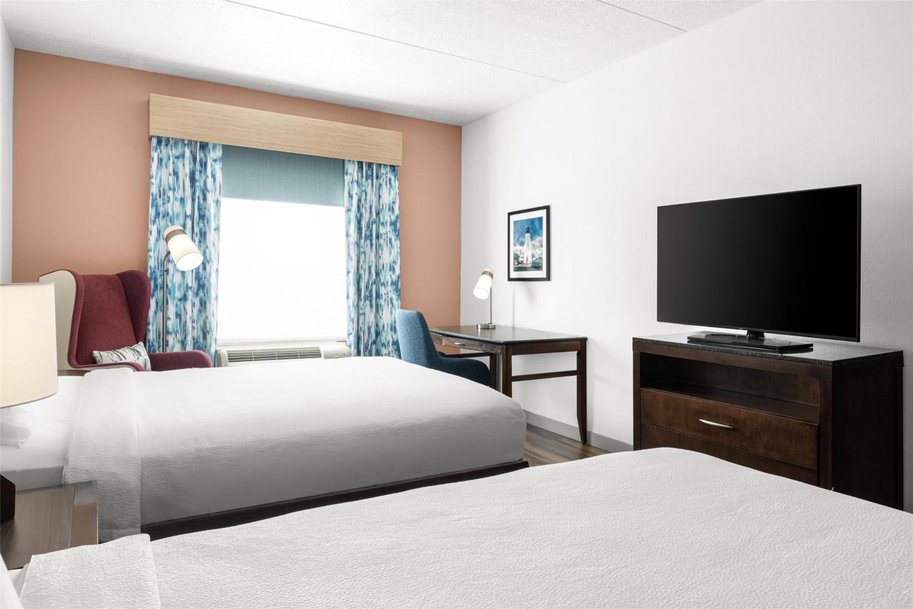 Queen Room with Two Queen Beds - Photo 5