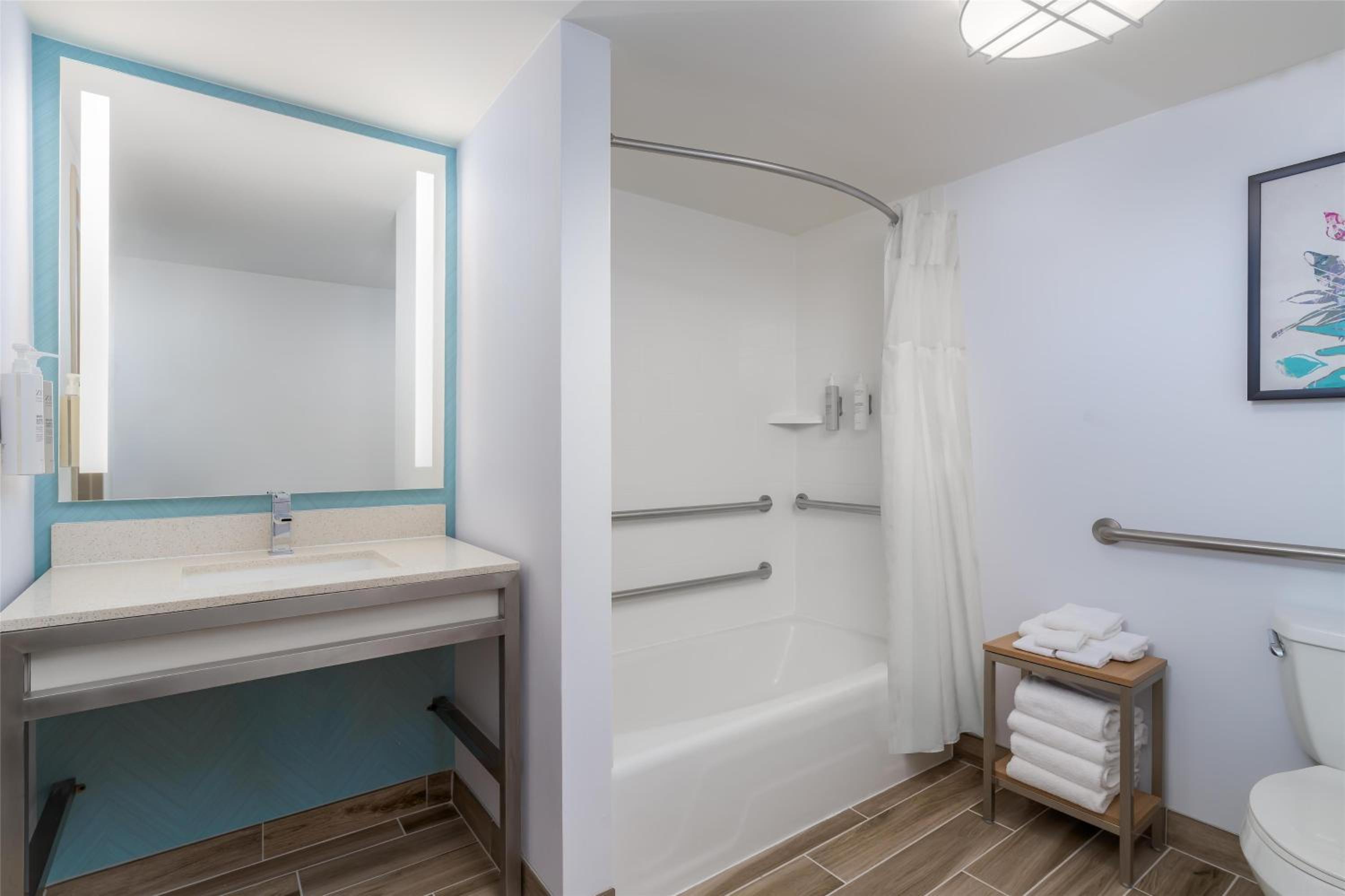 Queen Room with Two Queen Beds and Accessible Tub - Mobility Access - Photo 1