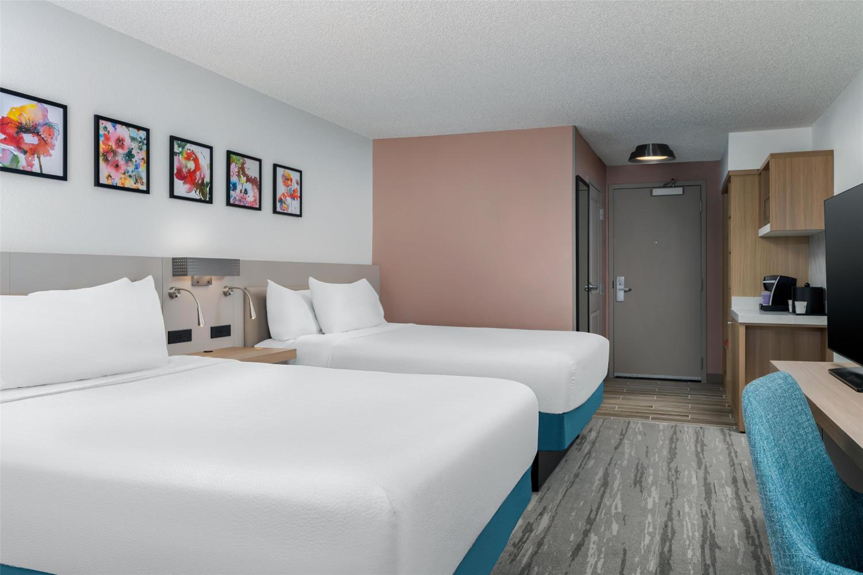 Queen Room with Two Queen Beds - Photo 2