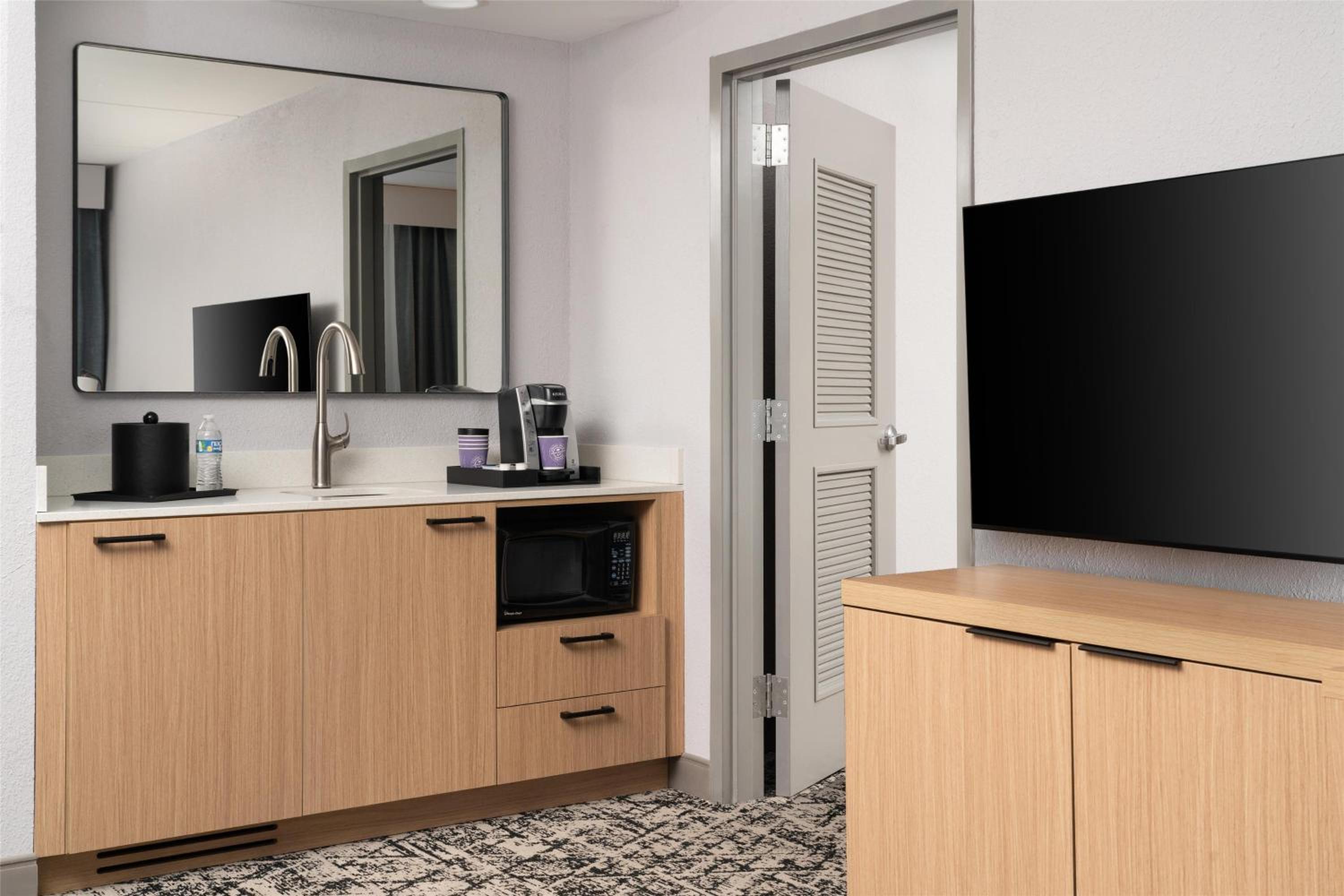 One-Bedroom Deluxe Suite with Sofa Bed