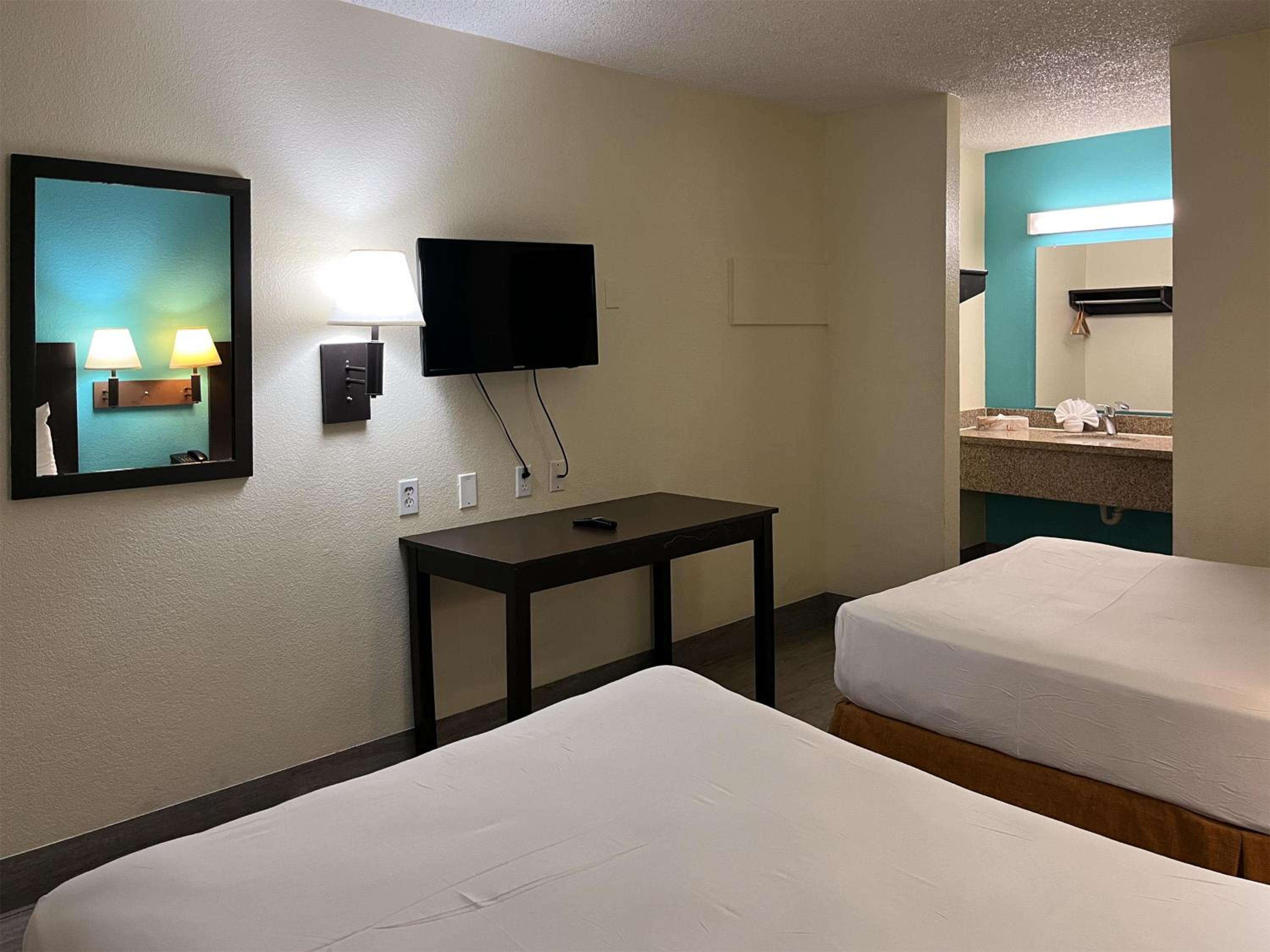 Quadruple Room - Non-Smoking photo 2