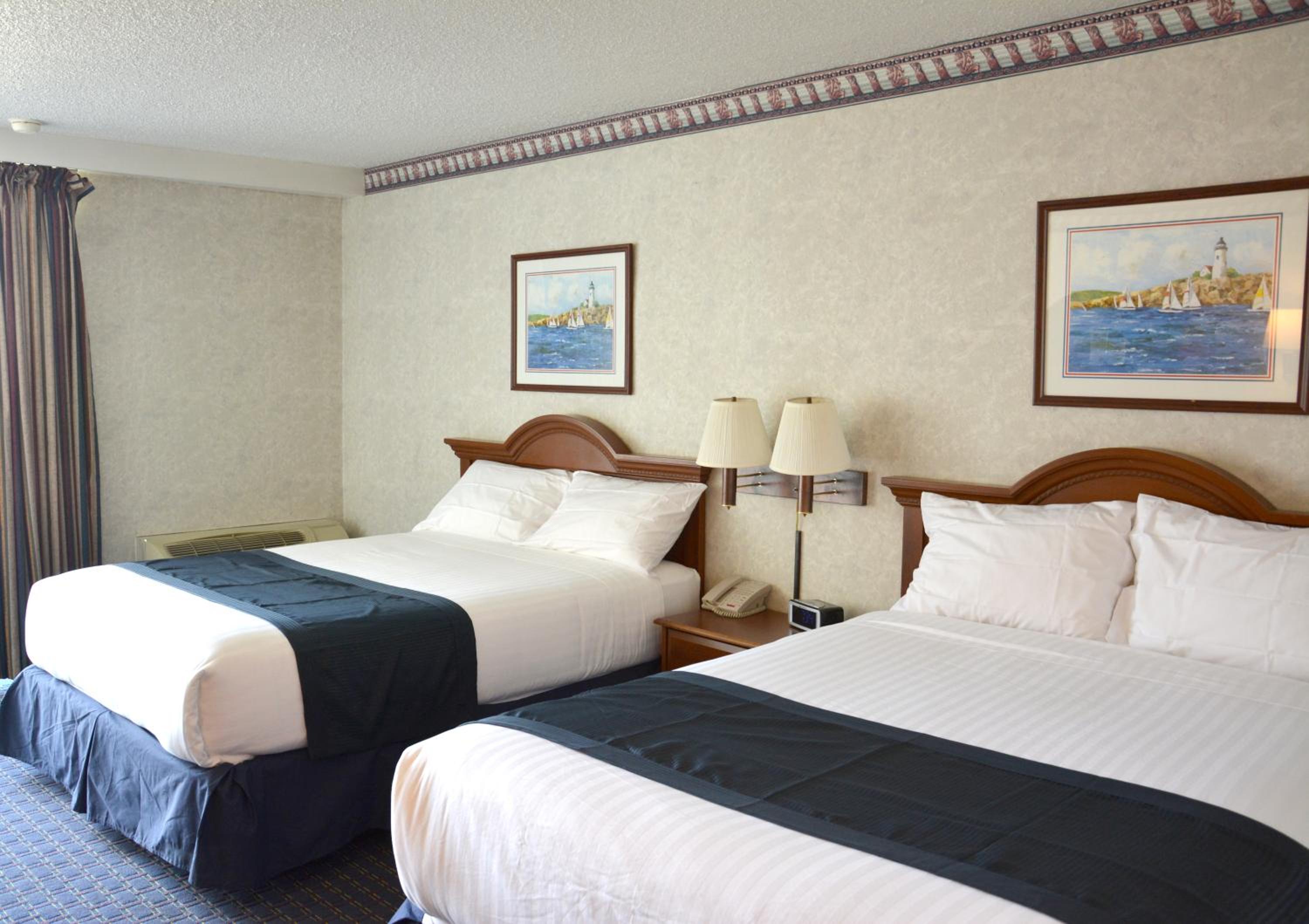 Queen Room with Two Queen Beds - Non-Smoking - Photo 7