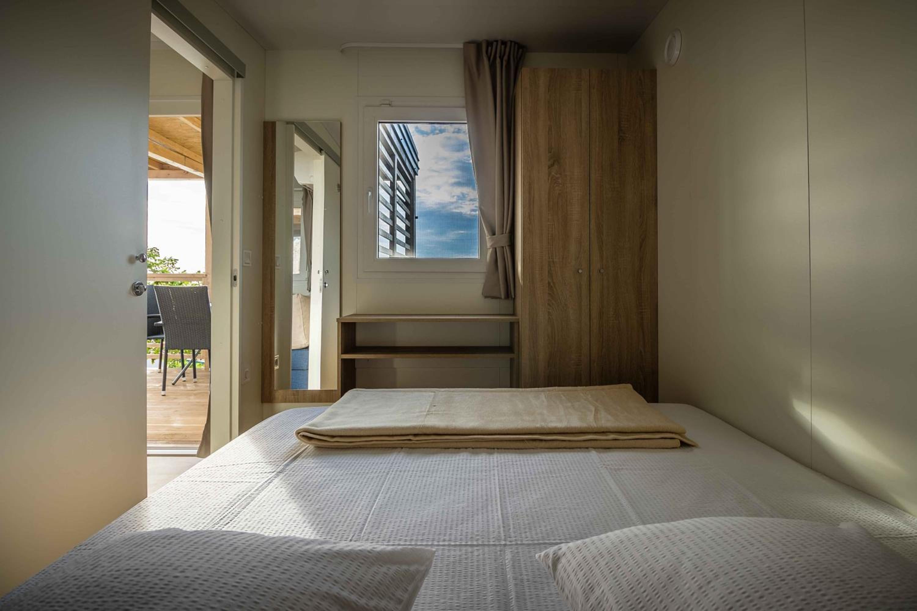 Two-Bedroom Mobile Home with Sea View