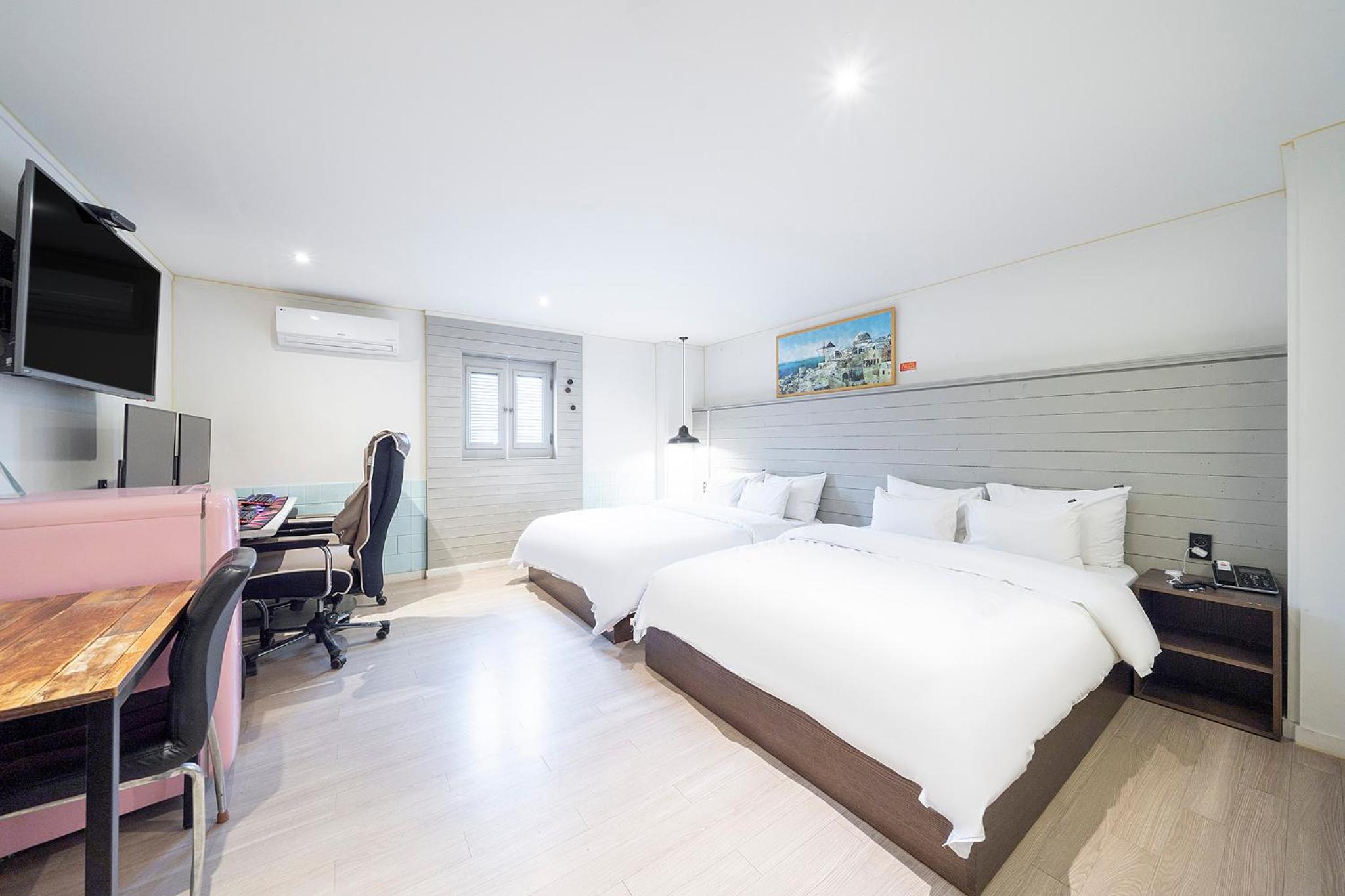 Superior Queen Room with Two Queen Beds photo 3