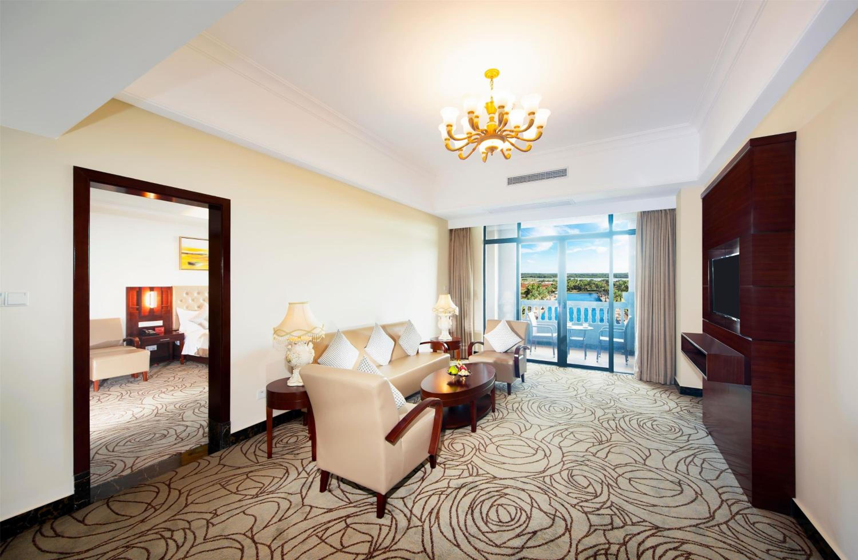 Premier King Suite - Non-Smoking - Photo 2