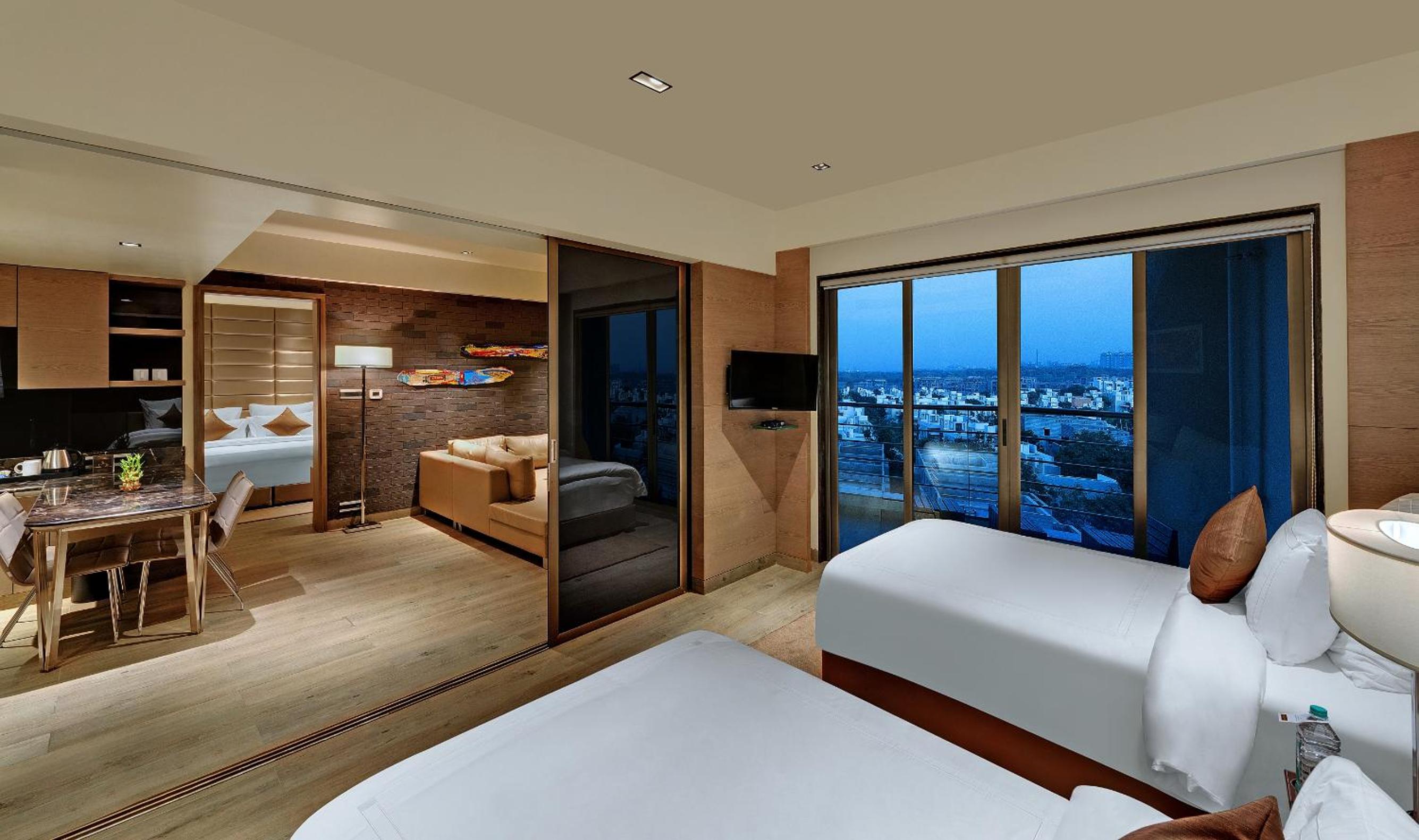 Grand Deluxe Suite, 2 Bedrooms, Balcony, Living Room, City or Garden View, Non-Smoking - 15% Discount on Food & Beverages - Photo 4