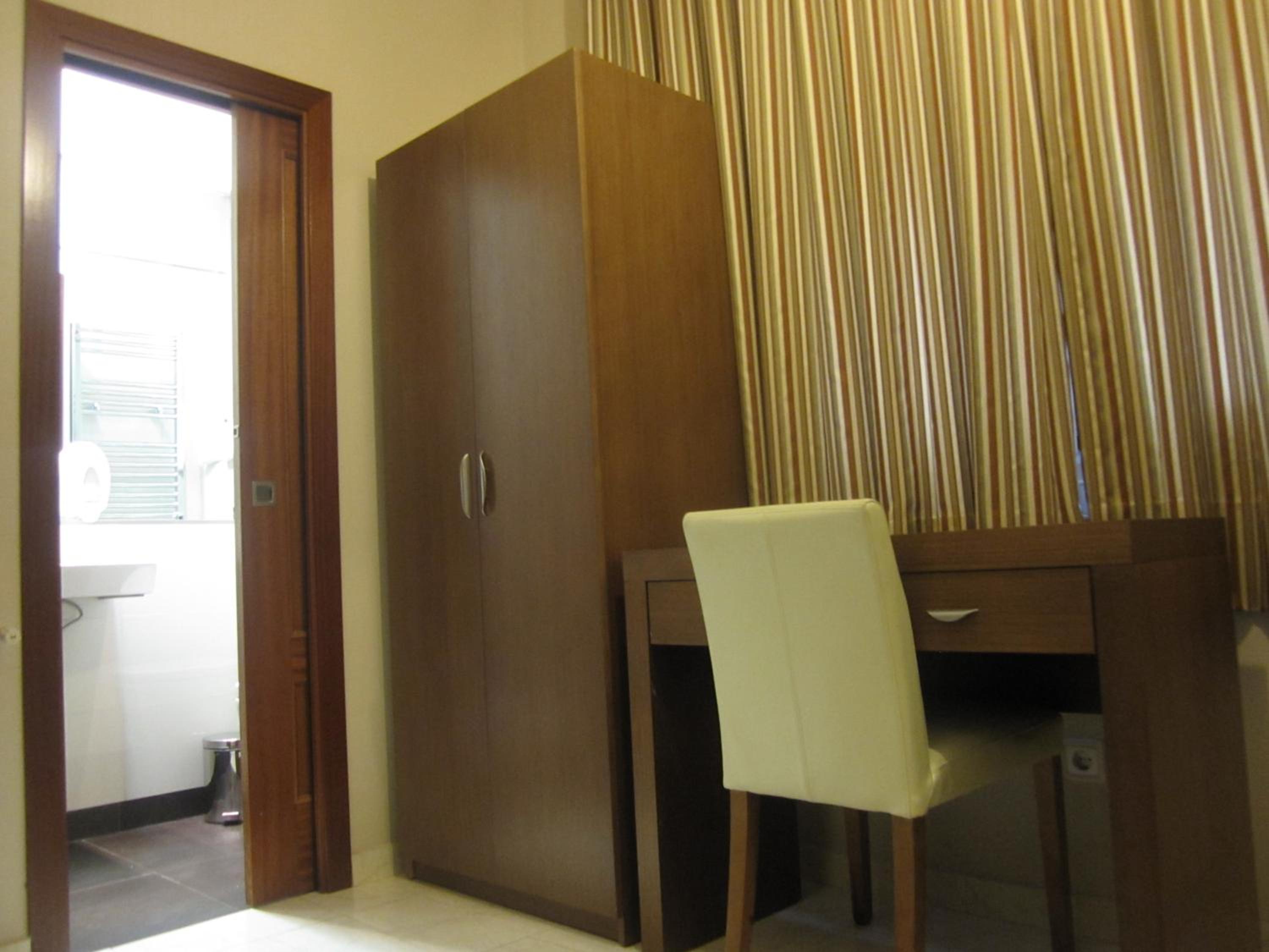 Twin Room - Photo 7