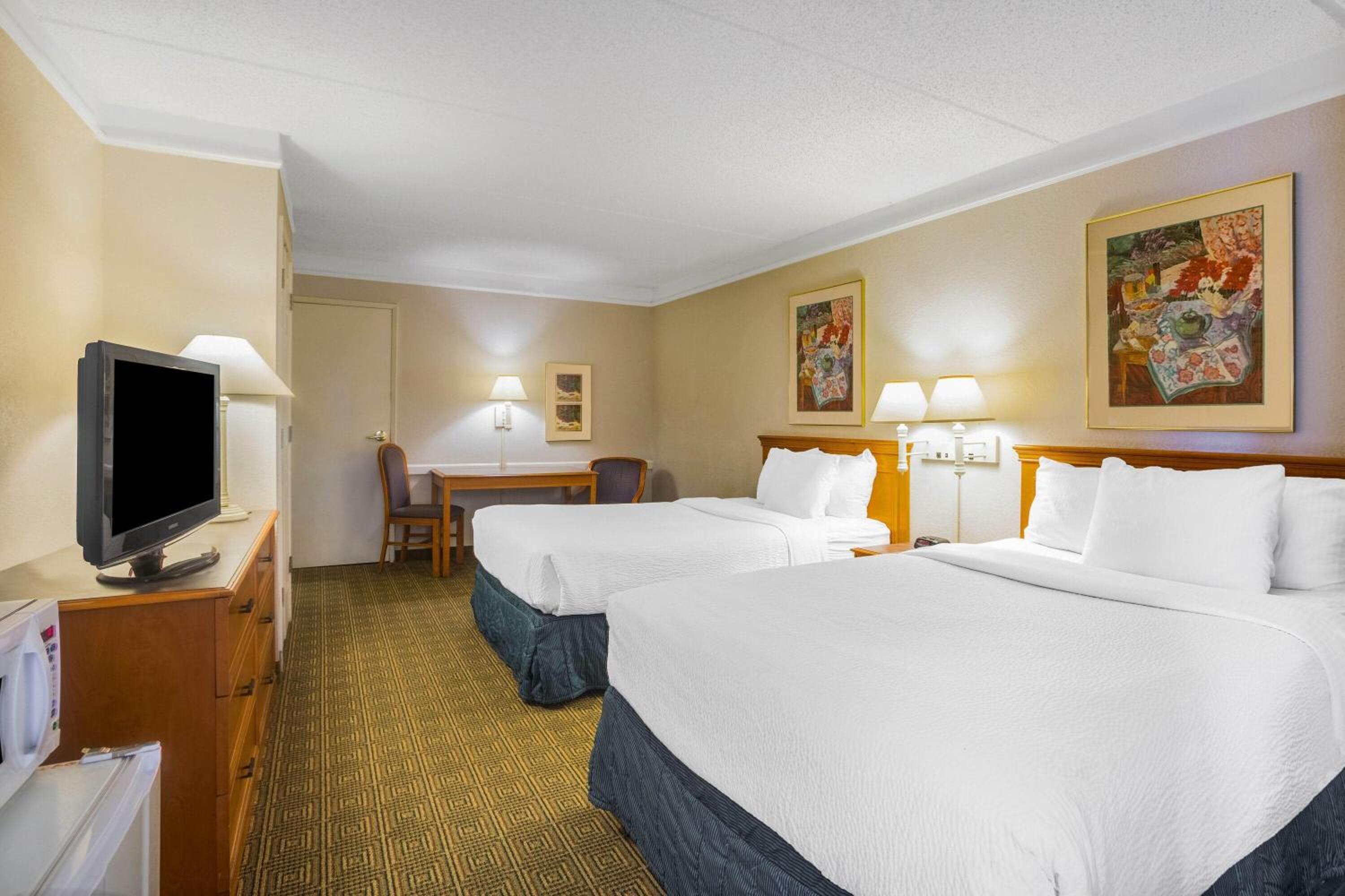 Deluxe Double Room with Two Double Beds - Non-Smoking photo 1