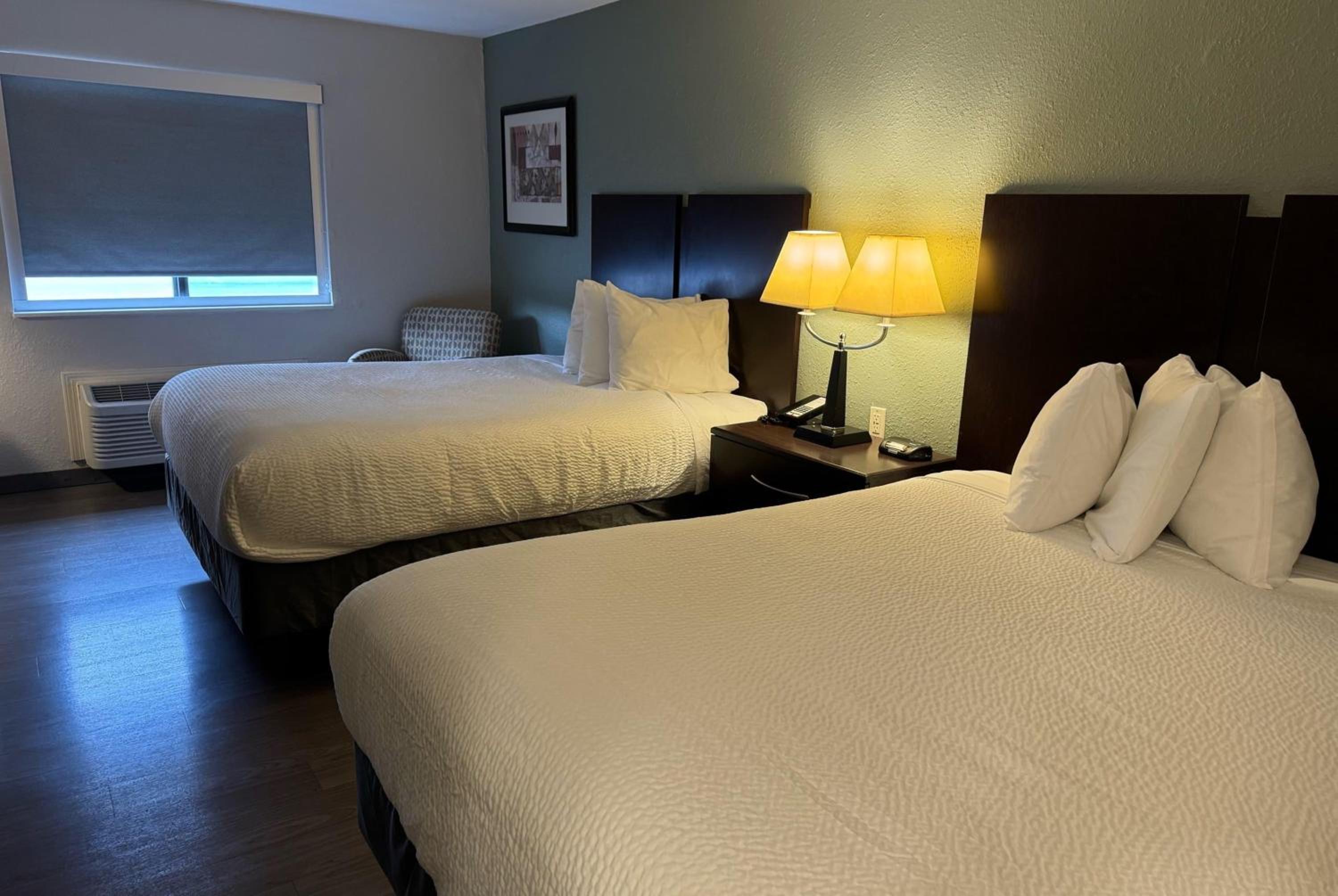 Queen Room with Two Queen Beds - Non-Smoking - Photo 2
