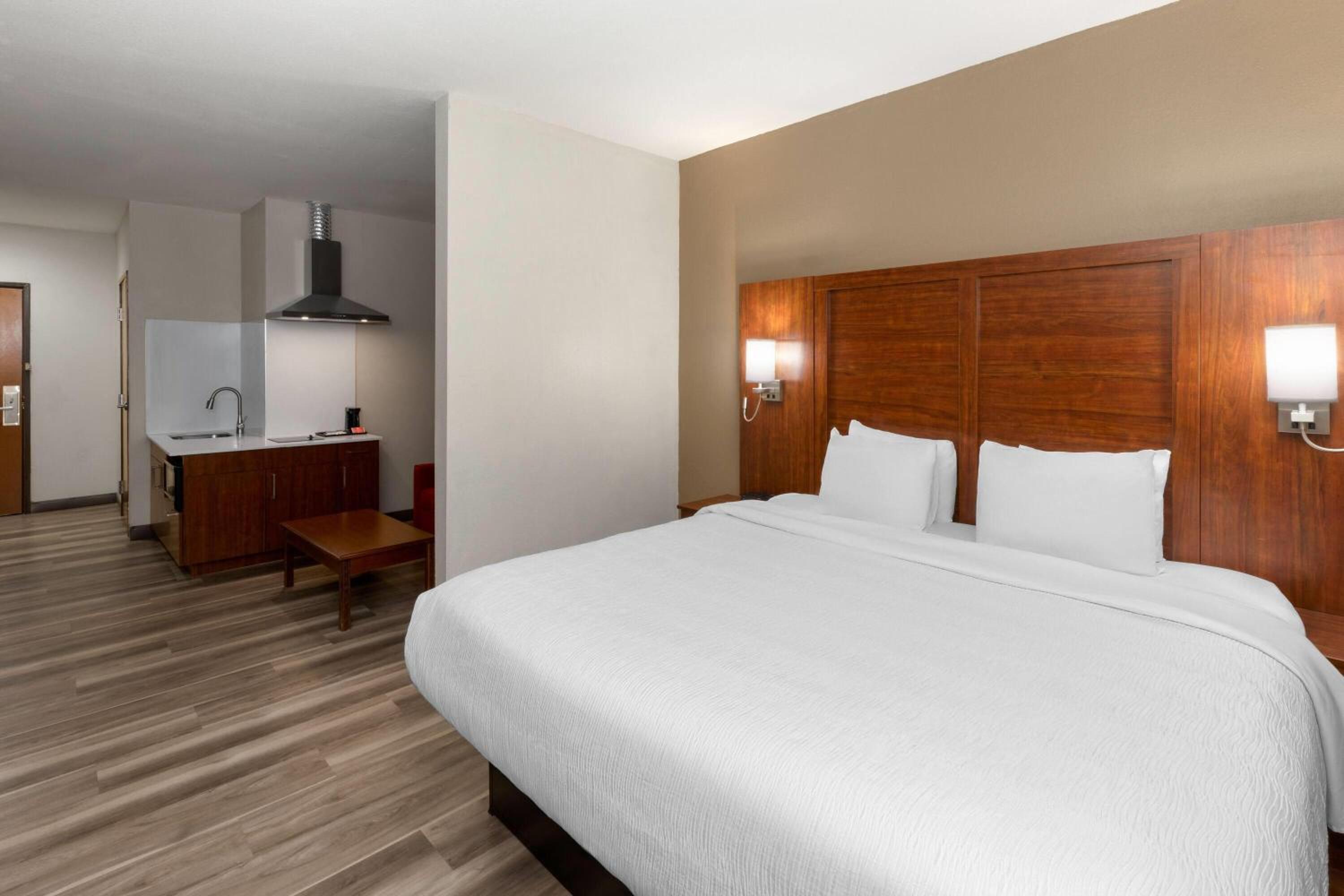 King Suite with Roll In Shower and Kitchenette - Mobility Accessible/Non-Smoking photo 3