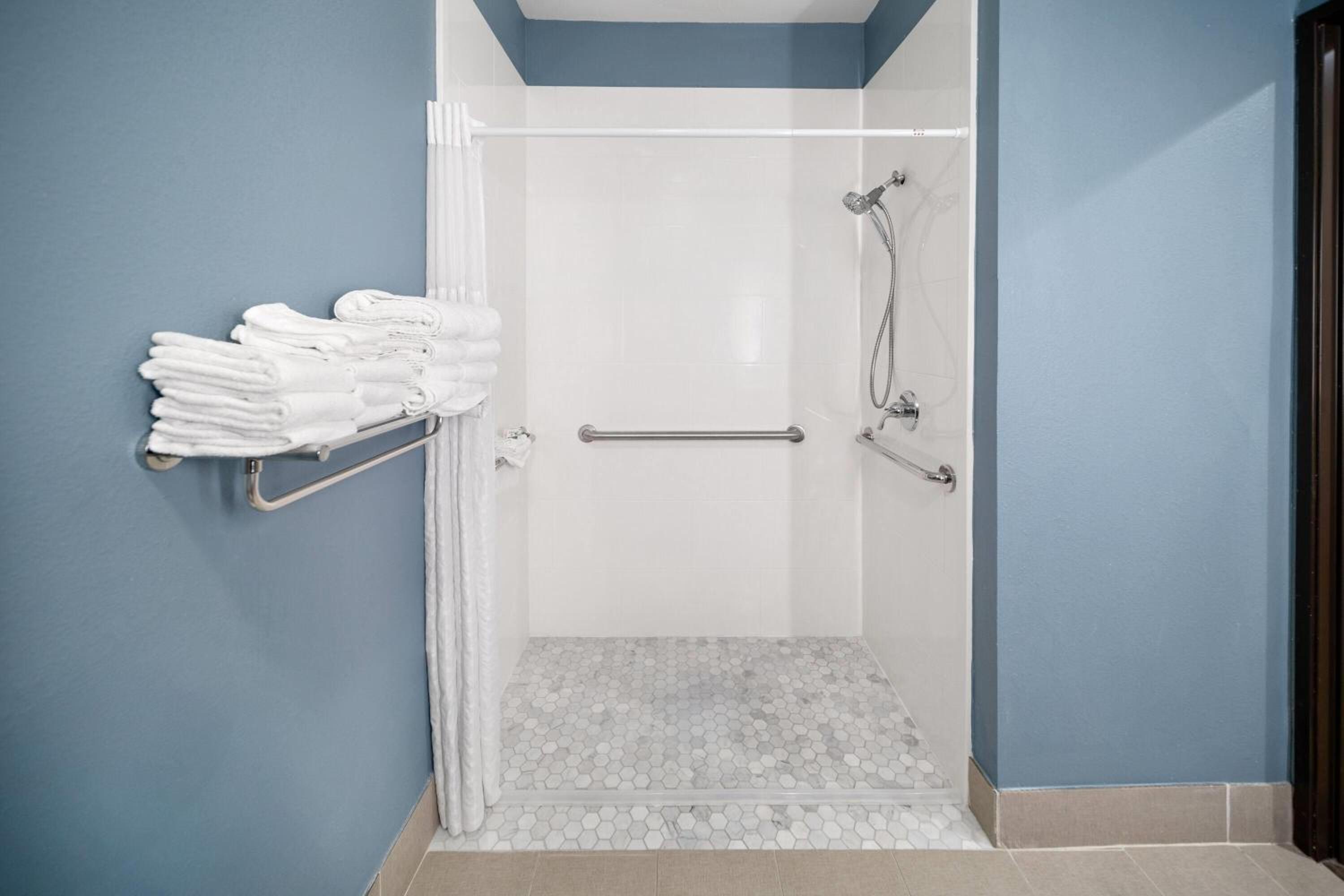 Queen Suite with Two Queen Beds and Roll In Shower - Mobility Accessible/Non-Smoking photo 1